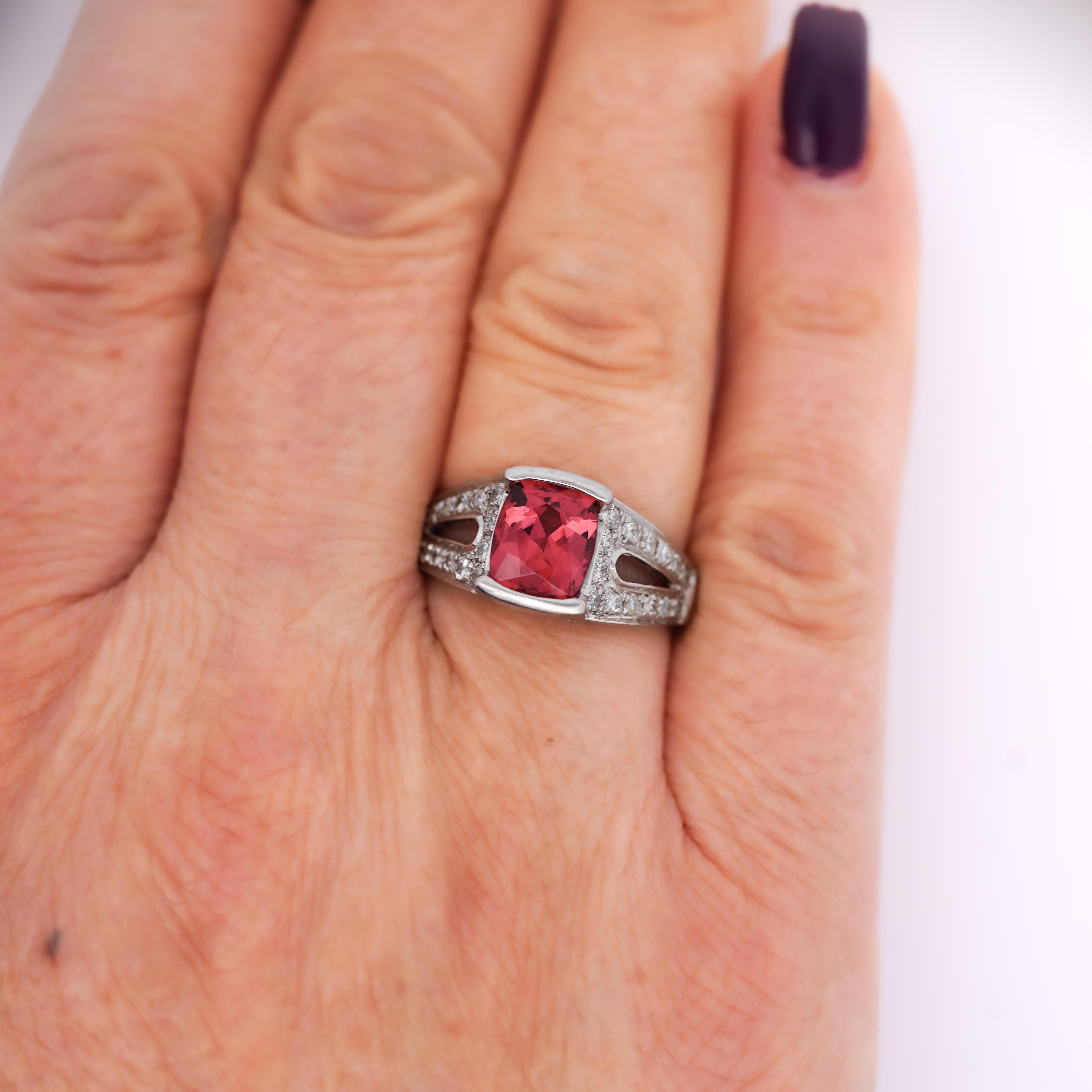 Platinring, GIA-zertifizierter 3 Karat unbehandelter roter Spinell & Diamant (Zeitgenössisch) im Angebot