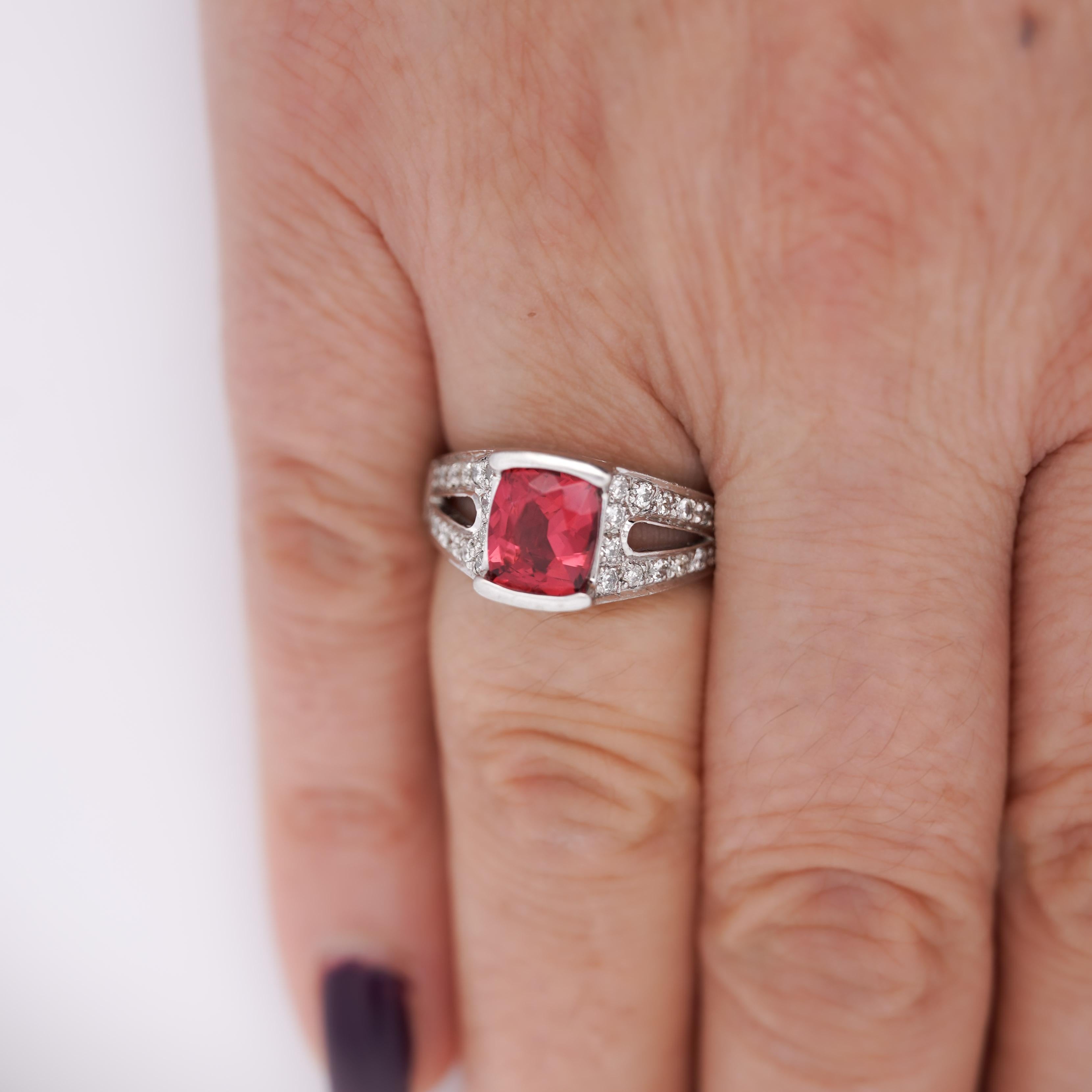 Platinring, GIA-zertifizierter 3 Karat unbehandelter roter Spinell & Diamant im Zustand „Hervorragend“ im Angebot in Miami, FL