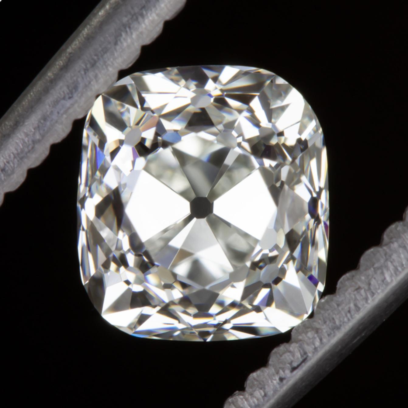GIA zertifizierte 3 Karat Old Mine Cushion Diamant Platin Ohrstecker (Alteuropäischer Brillantschliff) im Angebot