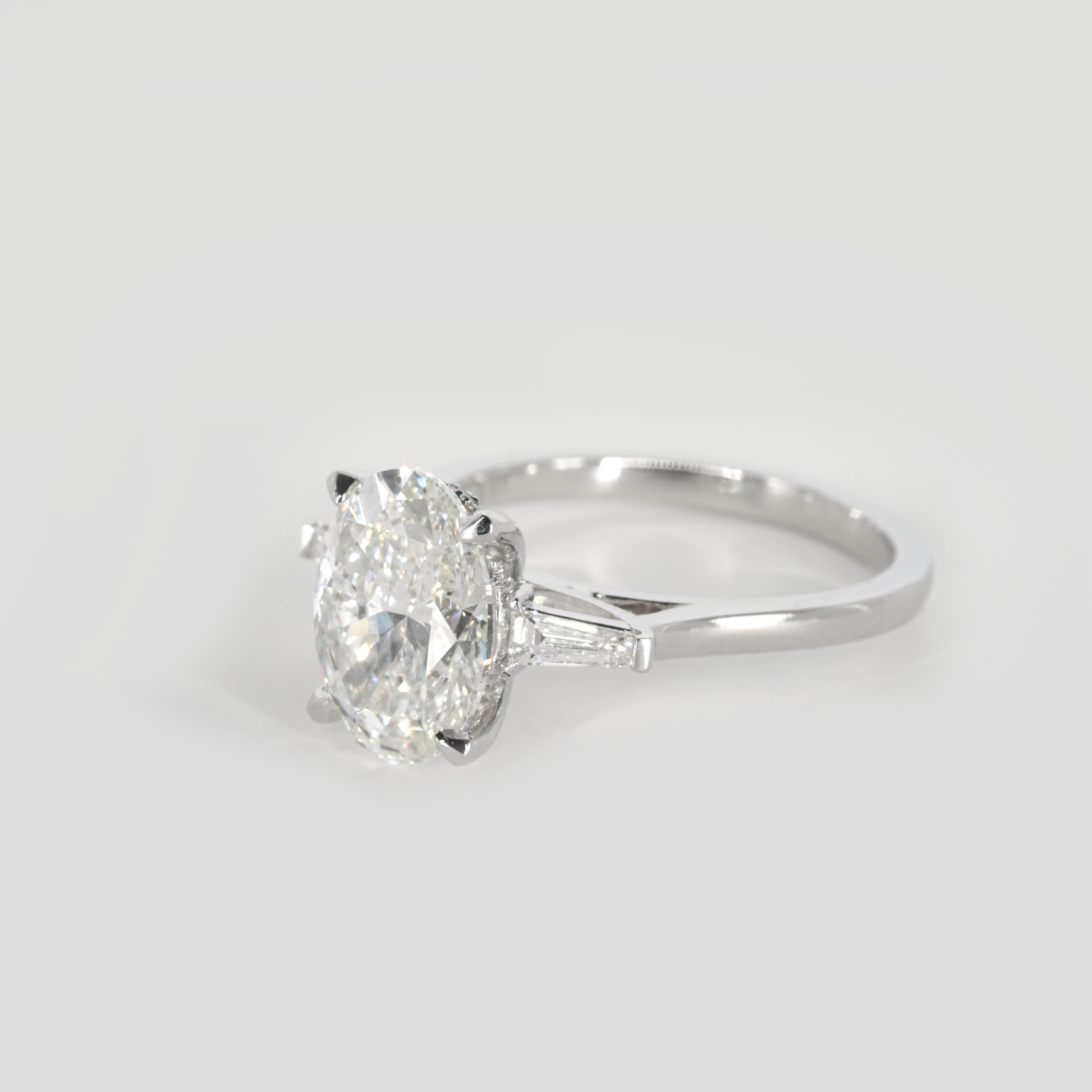 Contemporaneo Anello di fidanzamento in oro bianco 18 carati con diamante ovale certificato GIA da 3 carati in vendita