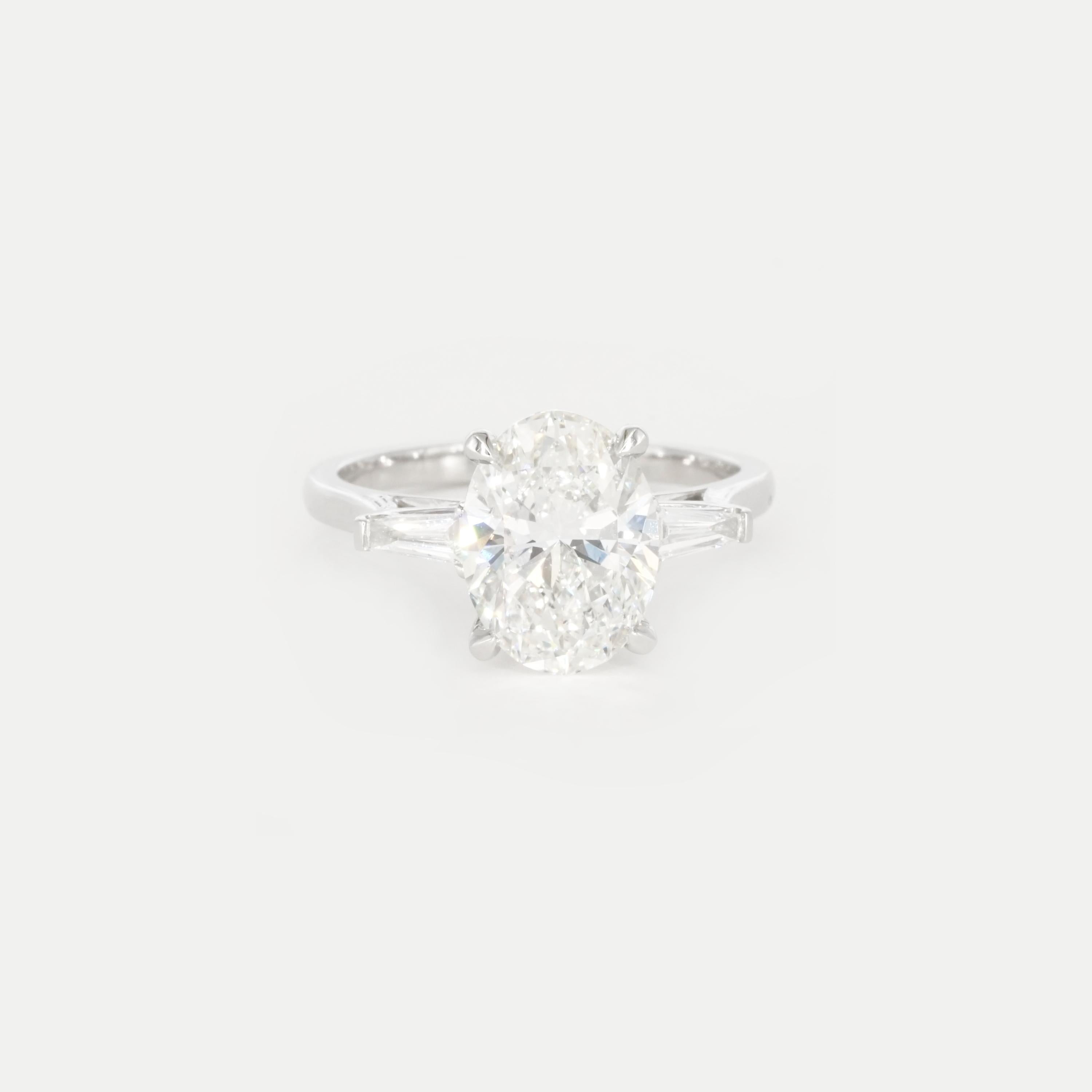 Taglio ovale Anello di fidanzamento in oro bianco 18 carati con diamante ovale certificato GIA da 3 carati in vendita