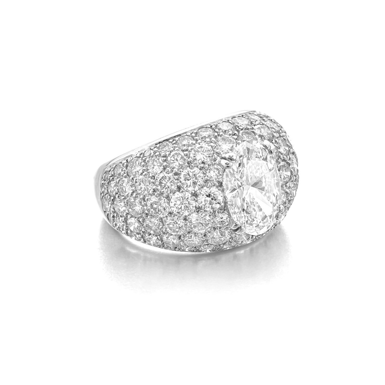 Anillo con pavé de diamantes ovalados de 3 quilates sin defectos certificado por GIA Corte oval en venta