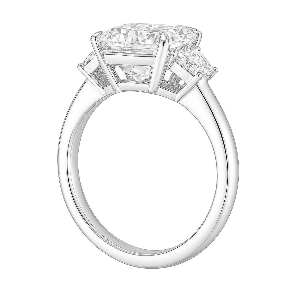Ce luxueux chef-d'œuvre est orné d'un magnifique diamant de 3 carats de couleur F sans défaut et de taille rayonnante, certifié par la GIA. Ce diamant exquis présente un excellent poli et une excellente symétrie, sans fluorescence, ce qui garantit