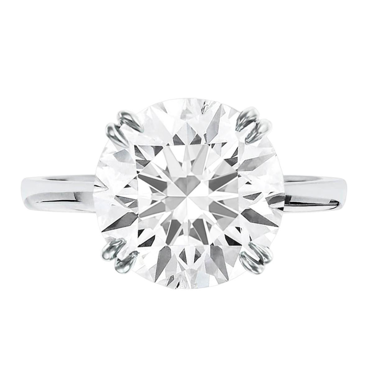 Cette bague exquise est ornée d'un éblouissant diamant de taille ronde, certifié par le Gemological Institute of America (GIA). Le diamant, d'un poids impressionnant de 3 carats, présente un grade de couleur F captivant, indiquant une gemme presque