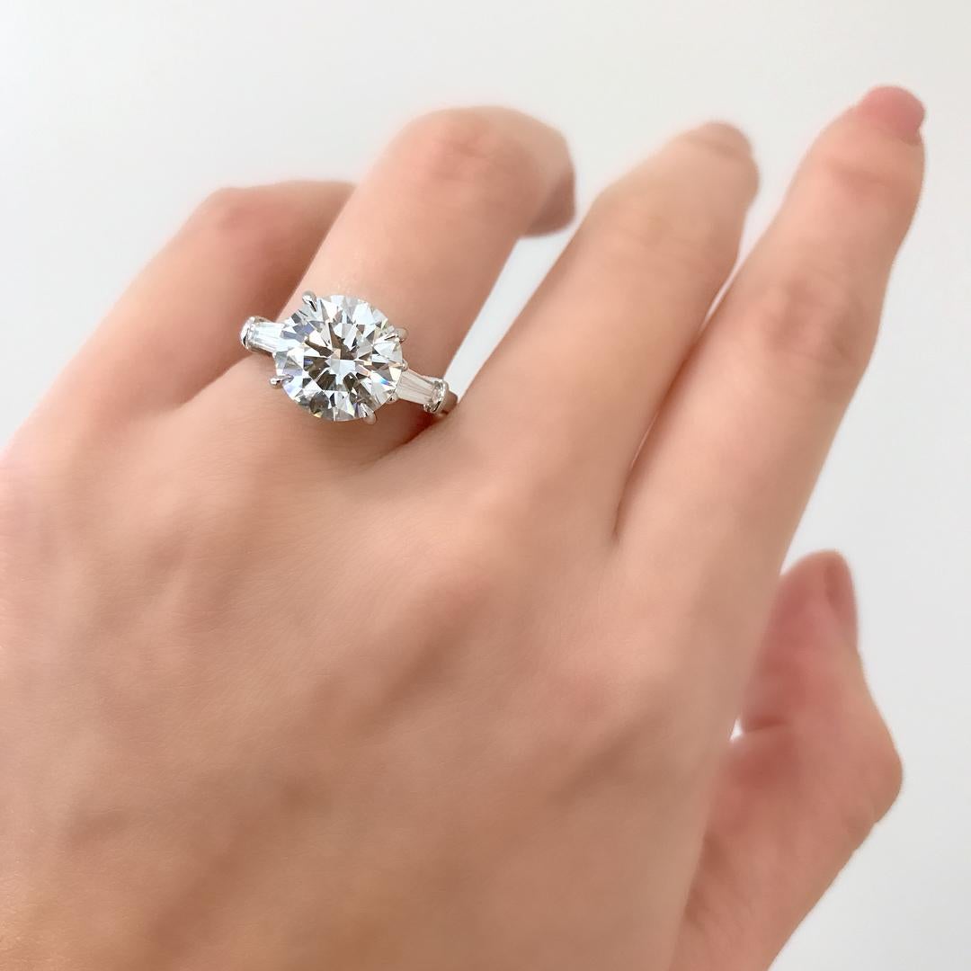 L'éblouissant et substantiel diamant rond de 3,00 carats de taille brillant est d'un blanc éclatant, d'une propreté parfaite et d'une finition impeccable ! Taillée dans des proportions absolument magnifiques, elle présente un éclat phénoménal !

Le