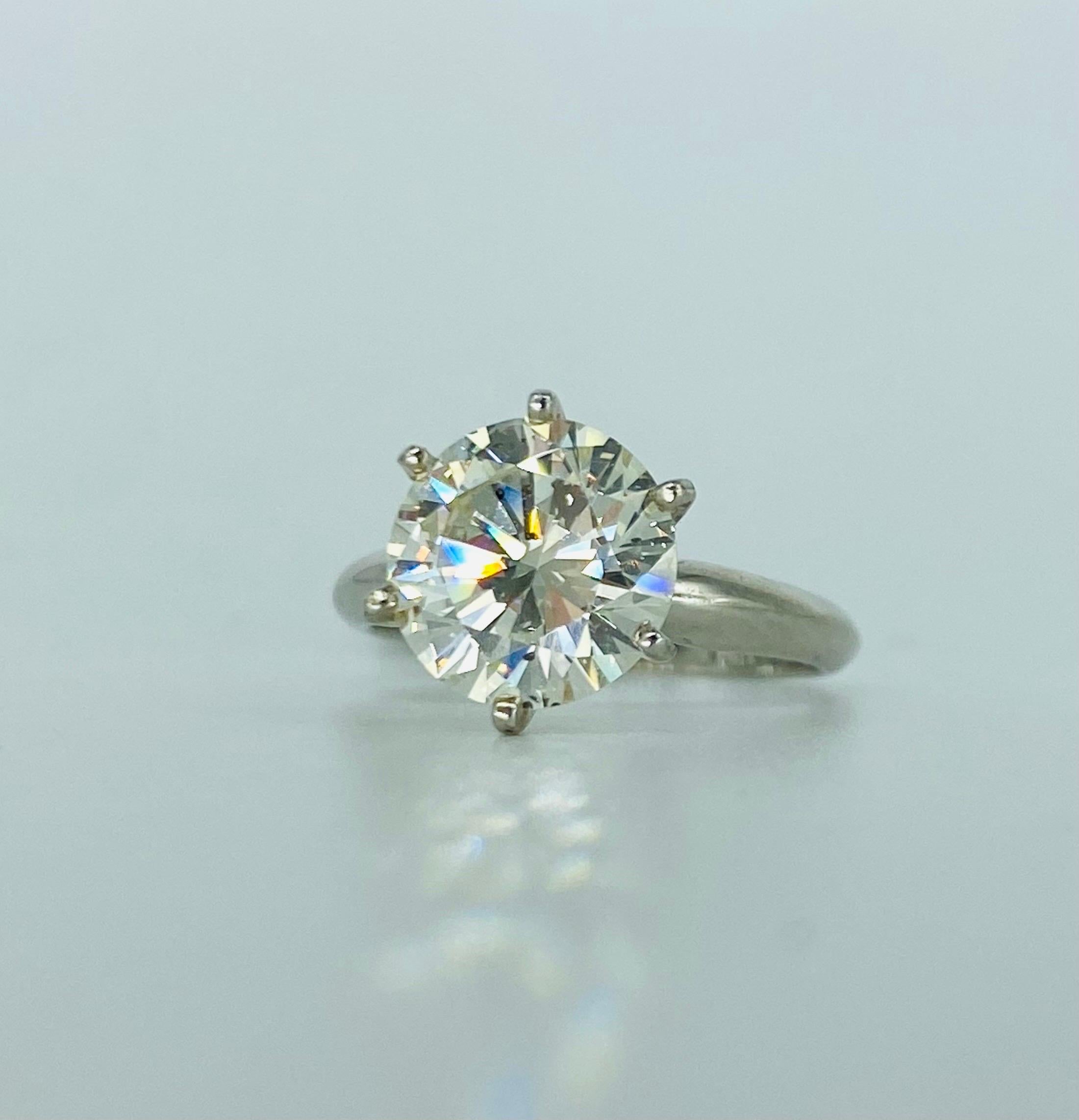 GIA-zertifizierter Diamantring mit 3,09 Karat.
Der Diamant hat ein sehr lebendiges Funkeln und ist ein natürlicher Diamant. Die Reinheit und Farbe des Diamanten wird von GIA als L/SI1 eingestuft.
Der Ring ist in 18k Weißgold gefasst und hat die