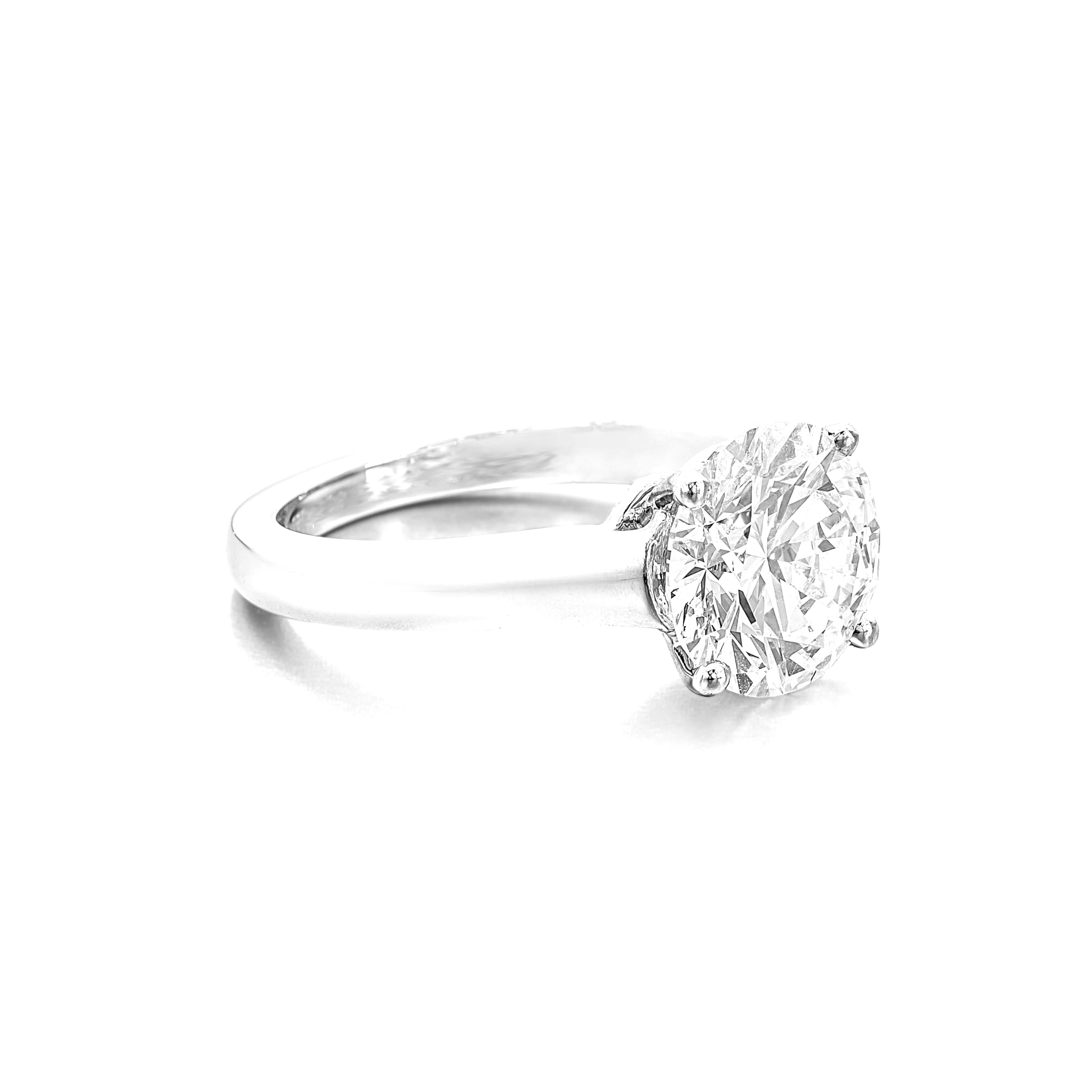 Contemporary GIA Certified 3.01 Carat Round Cut Diamond VVS2 Clarity Ring in Platinum For Sale