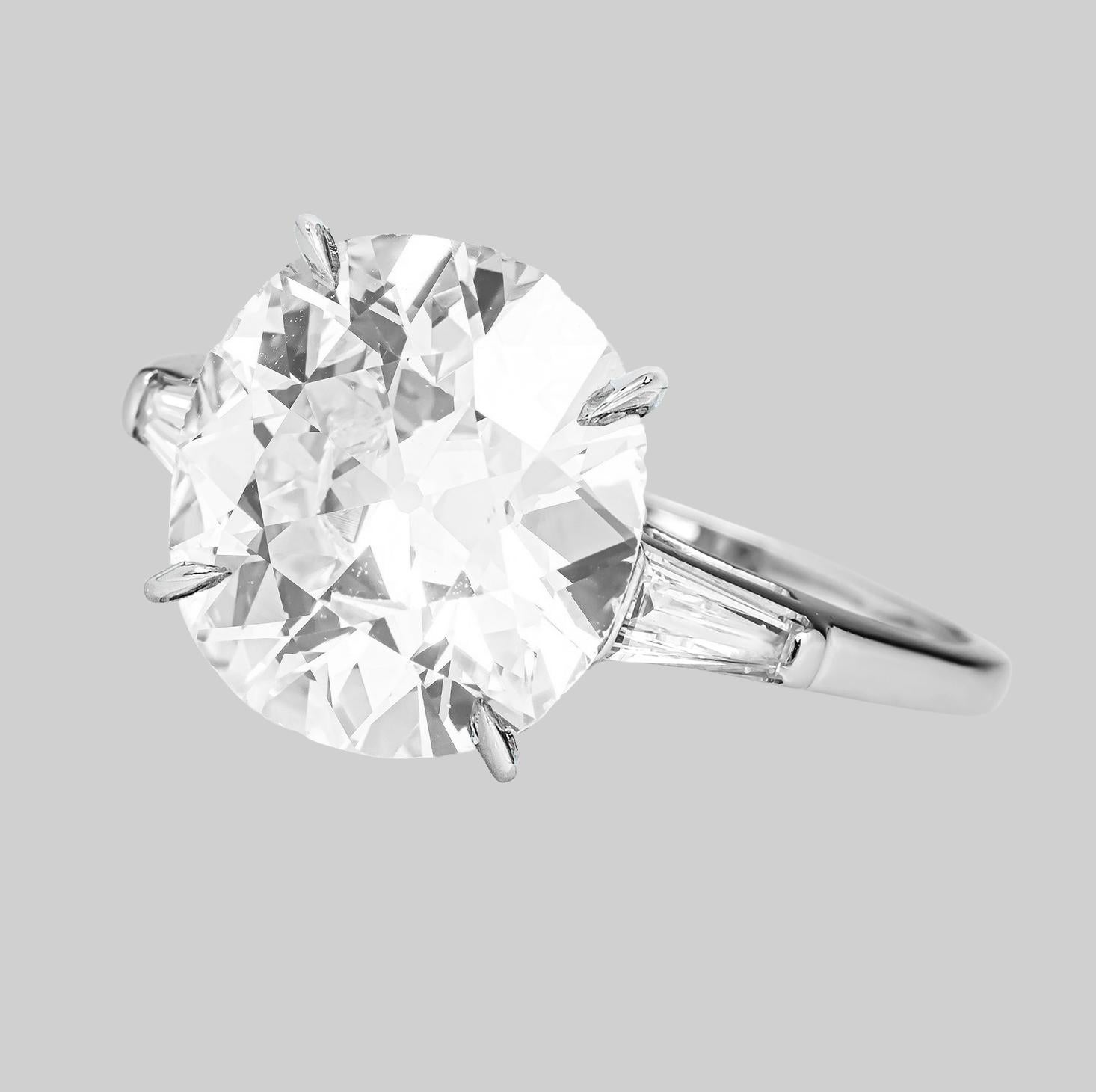 Une bague de fiançailles unique en son genre comprenant un diamant de taille Vieille Europe pesant 3 carats. Le diamant est certifié par le GIA, qui indique qu'il est de couleur H et de pureté VS1, par Antinori di Sanpietro ROMA
Le métal est le
