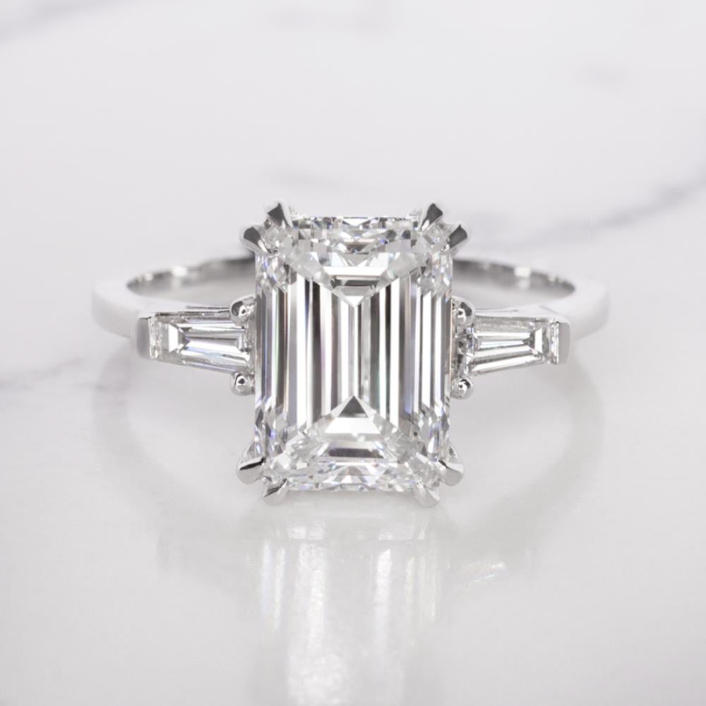 Moderne Bague de fiançailles avec diamant taille émeraude de 3 carats de pureté VVS2 certifié GIA en vente