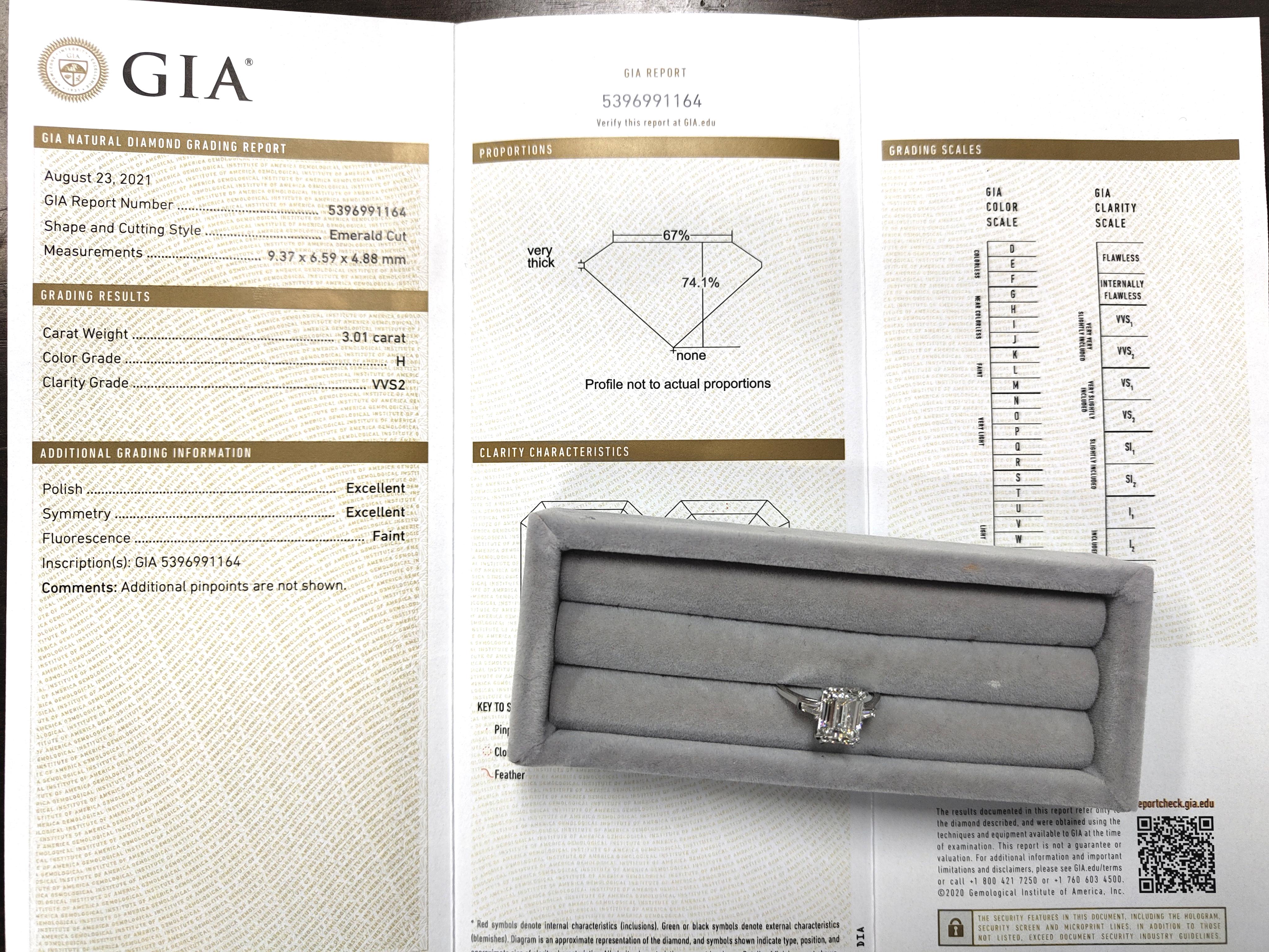 Taille émeraude Bague de fiançailles avec diamant taille émeraude de 3 carats de pureté VVS2 certifié GIA en vente