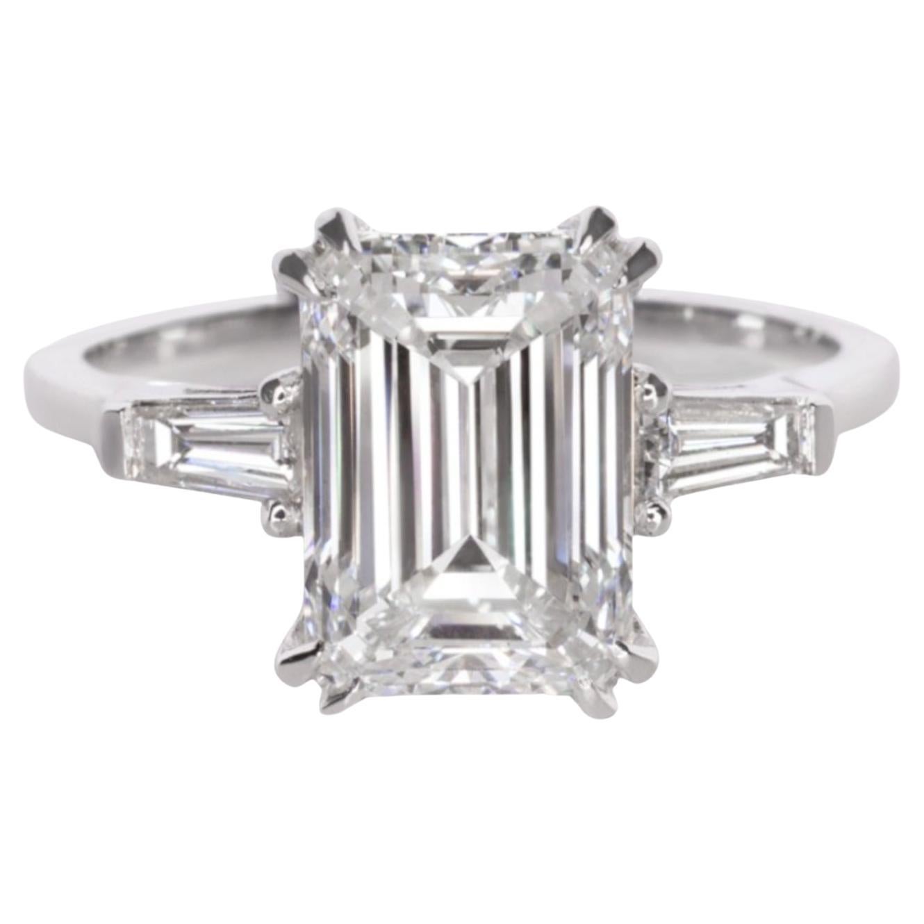 Bague de fiançailles avec diamant taille émeraude de 3 carats de pureté VVS2 certifié GIA en vente