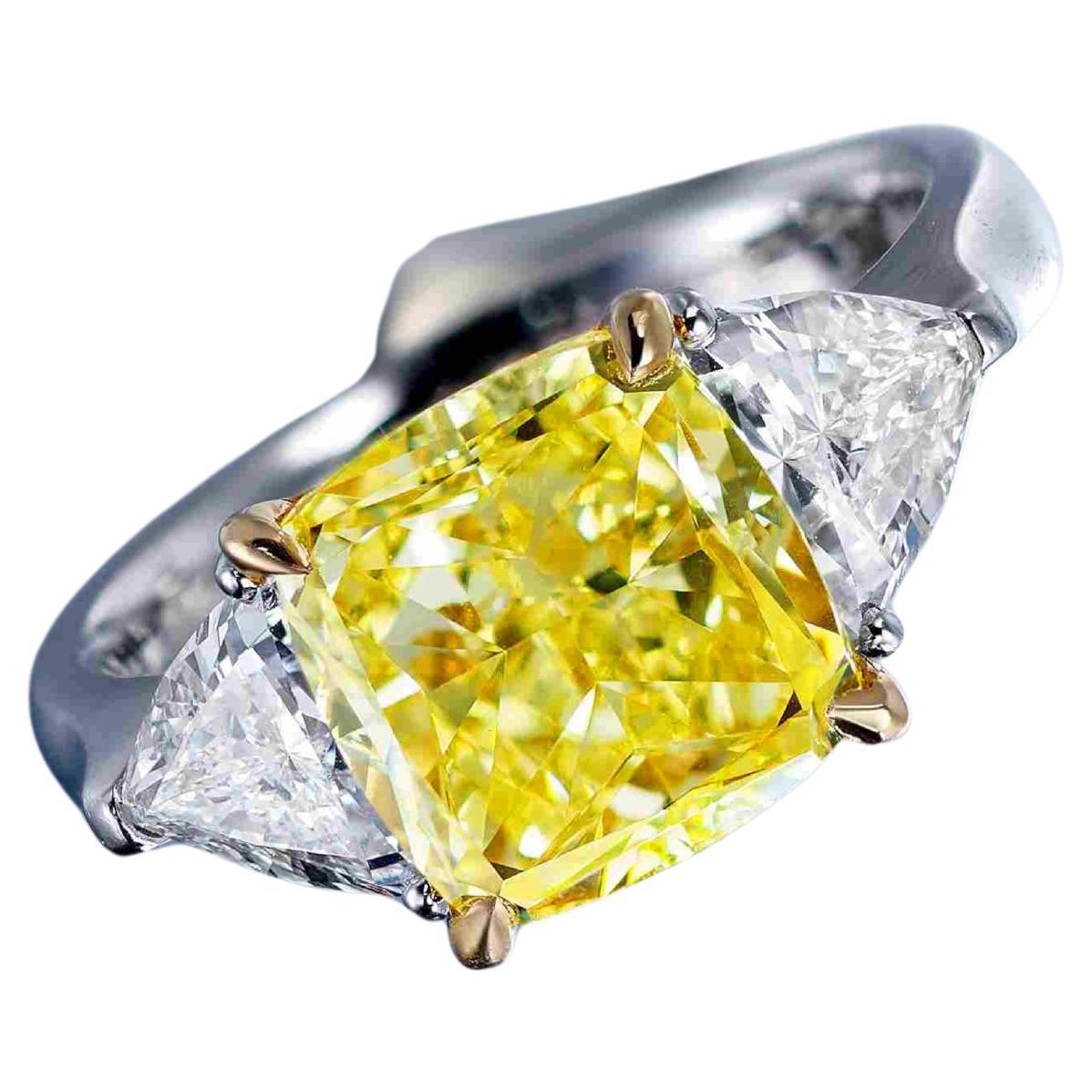 Contemporary GIA Certified 3 Carat VVS2 Fancy Vivid Yellow Diamond Engagement Ring For Sale