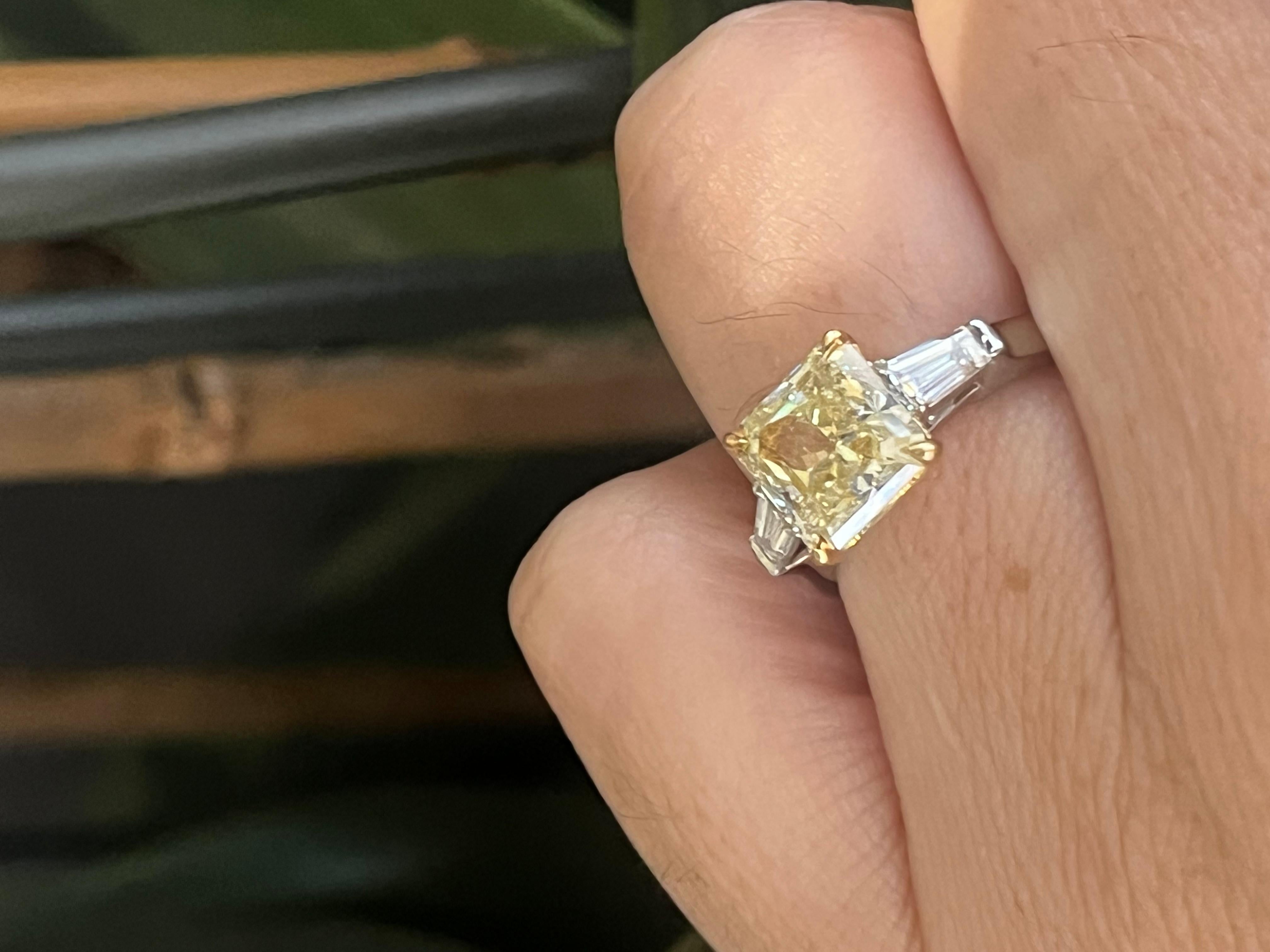 Art Deco GIA Certified 3 Carats Princess Cut Fancy Light Yellow Engagement Ring For Sale
