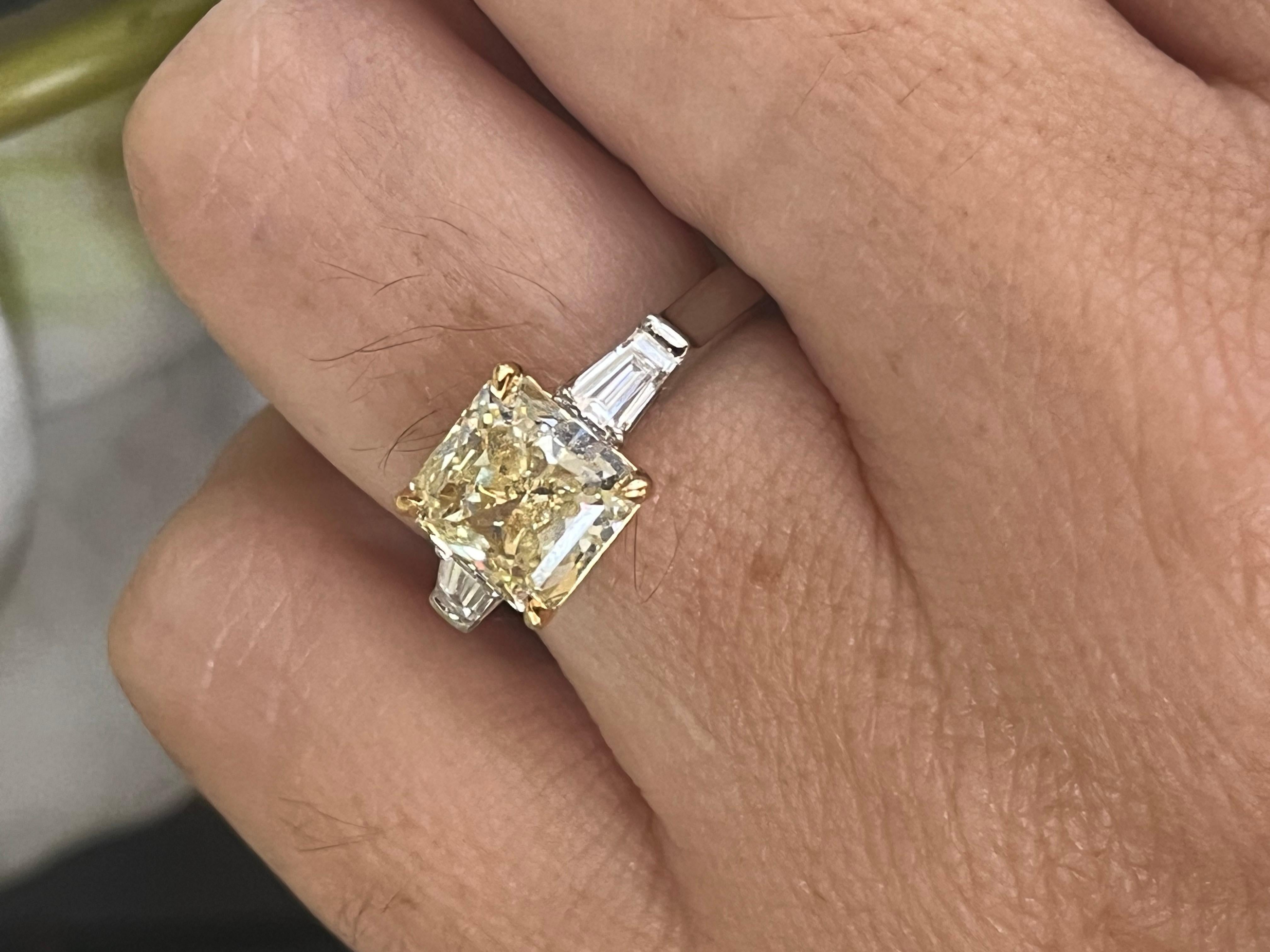 GIA Certified 3 Carats Princess Cut Fancy Light Yellow Engagement Ring In New Condition For Sale In Miami, FL