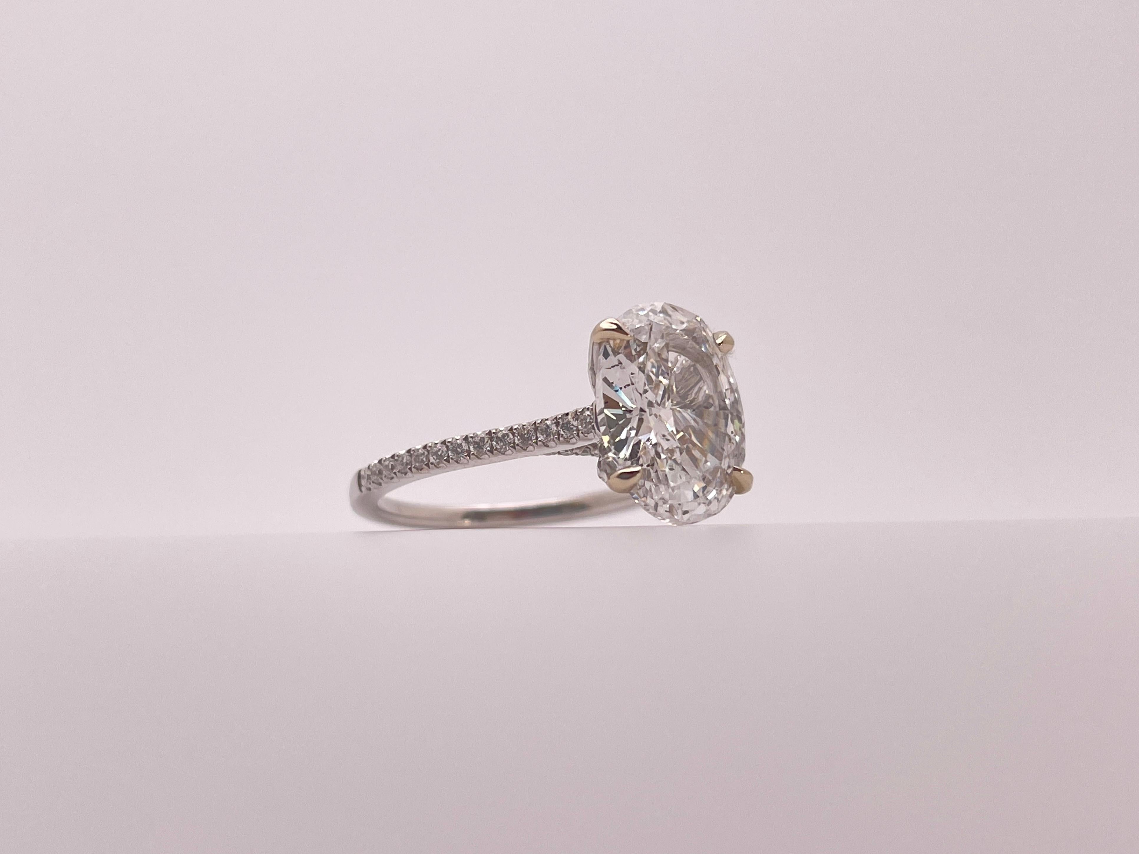 Anello di fidanzamento con diamante ovale certificato GIA da 3 carati in oro bianco 18 carati in vendita 5