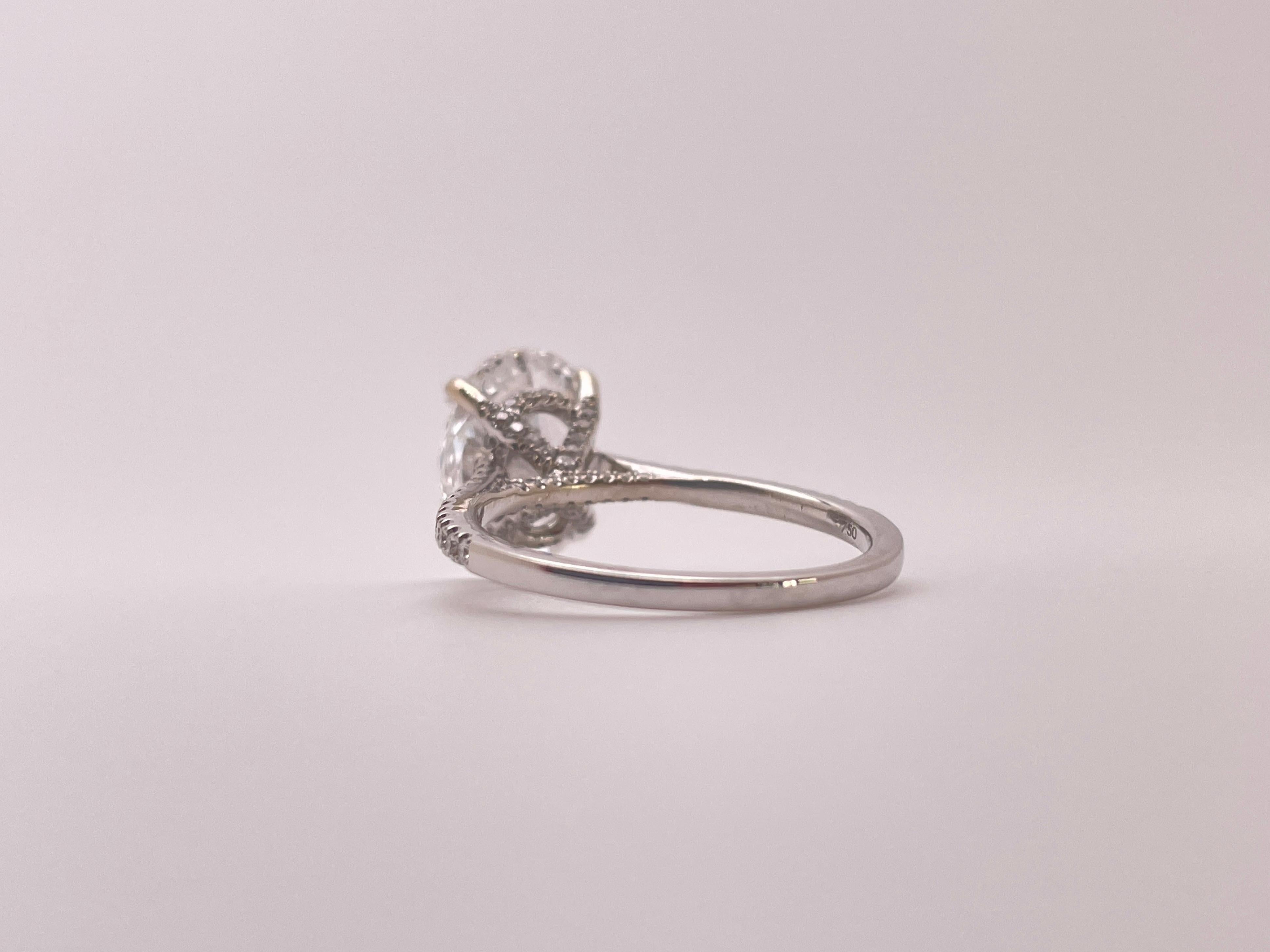 Anello di fidanzamento con diamante ovale certificato GIA da 3 carati in oro bianco 18 carati in vendita 6