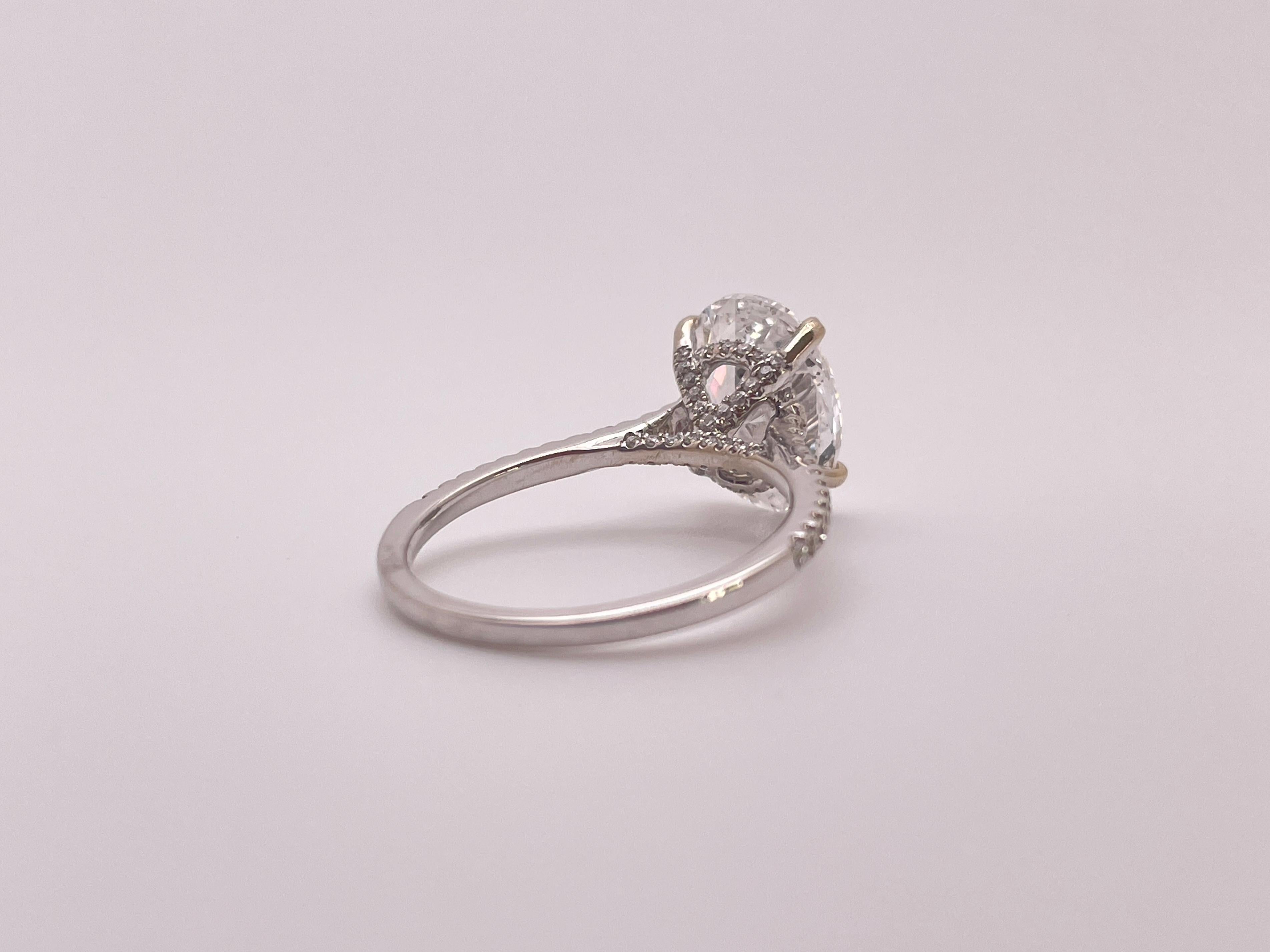 Anello di fidanzamento con diamante ovale certificato GIA da 3 carati in oro bianco 18 carati in vendita 7