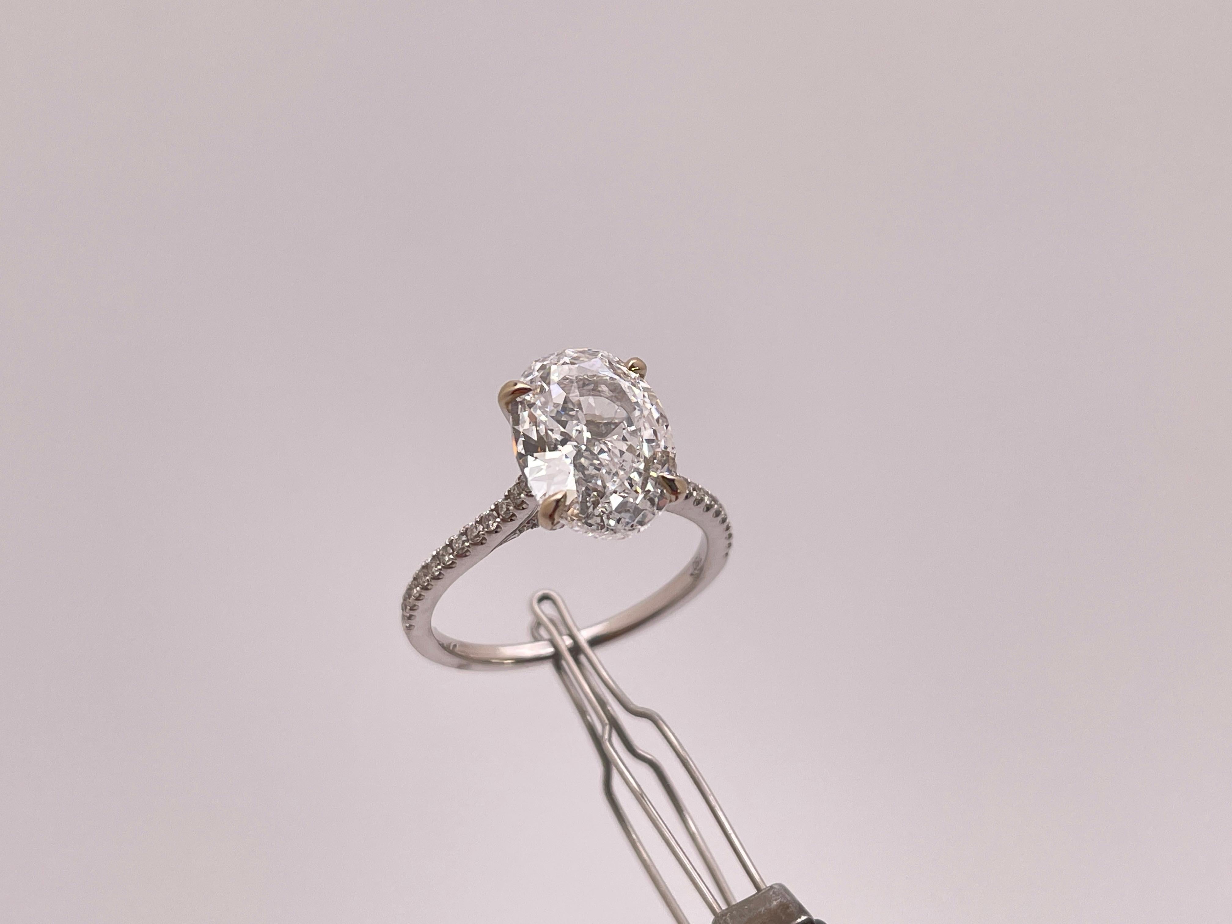 Anello di fidanzamento con diamante ovale certificato GIA da 3 carati in oro bianco 18 carati in vendita 8