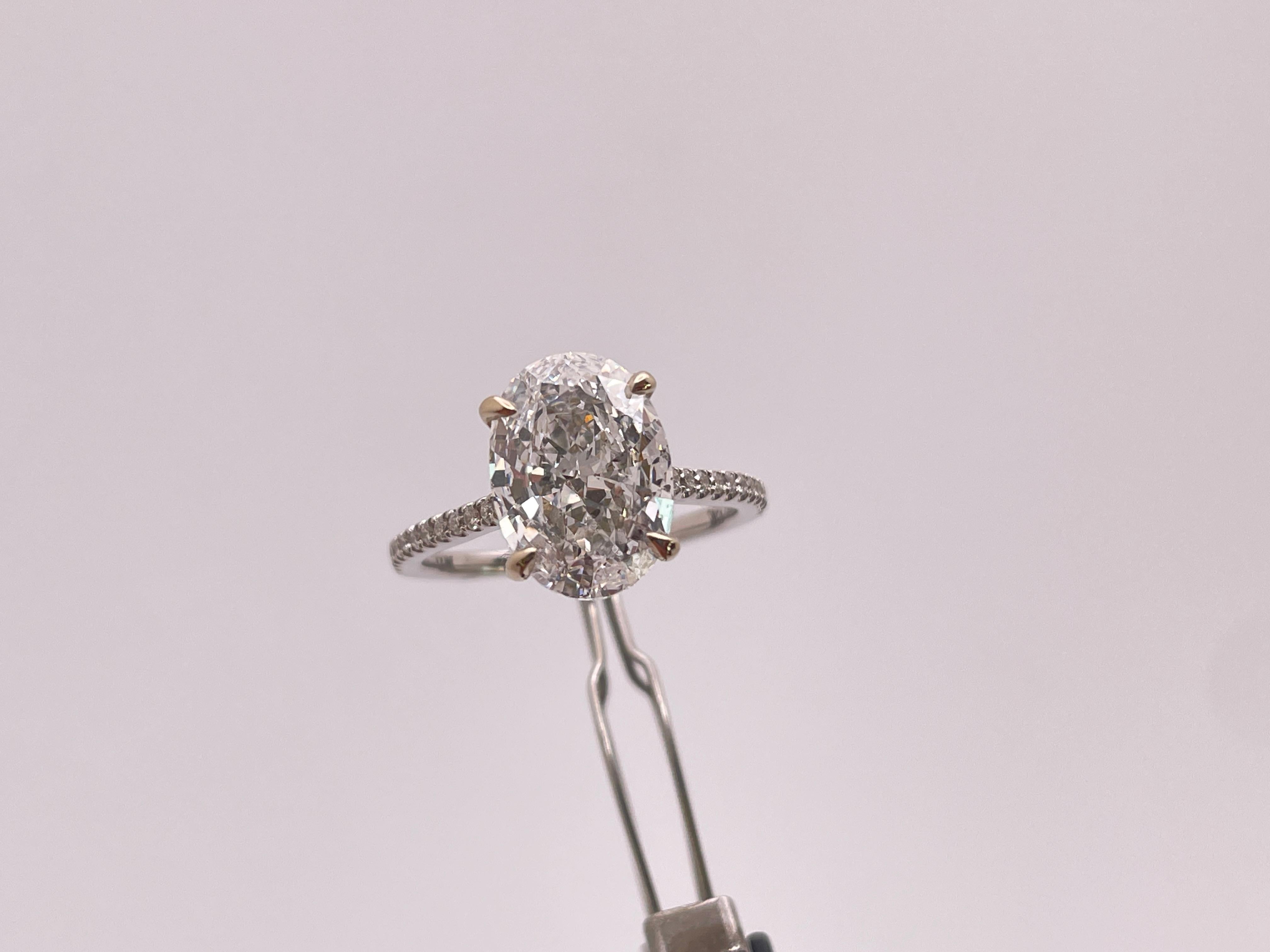 Anello di fidanzamento con diamante ovale certificato GIA da 3 carati in oro bianco 18 carati in vendita 9