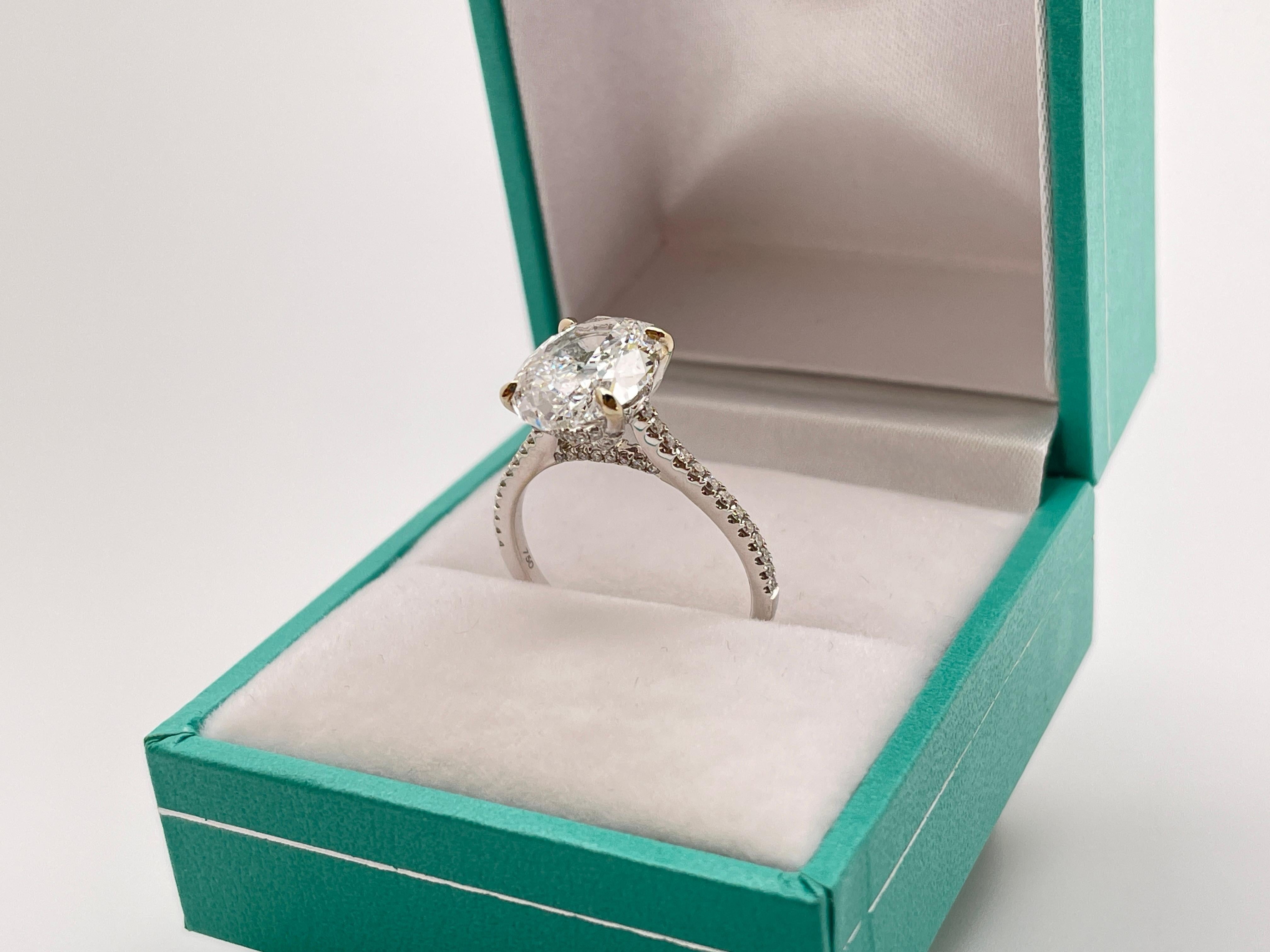 Taglio ovale Anello di fidanzamento con diamante ovale certificato GIA da 3 carati in oro bianco 18 carati in vendita