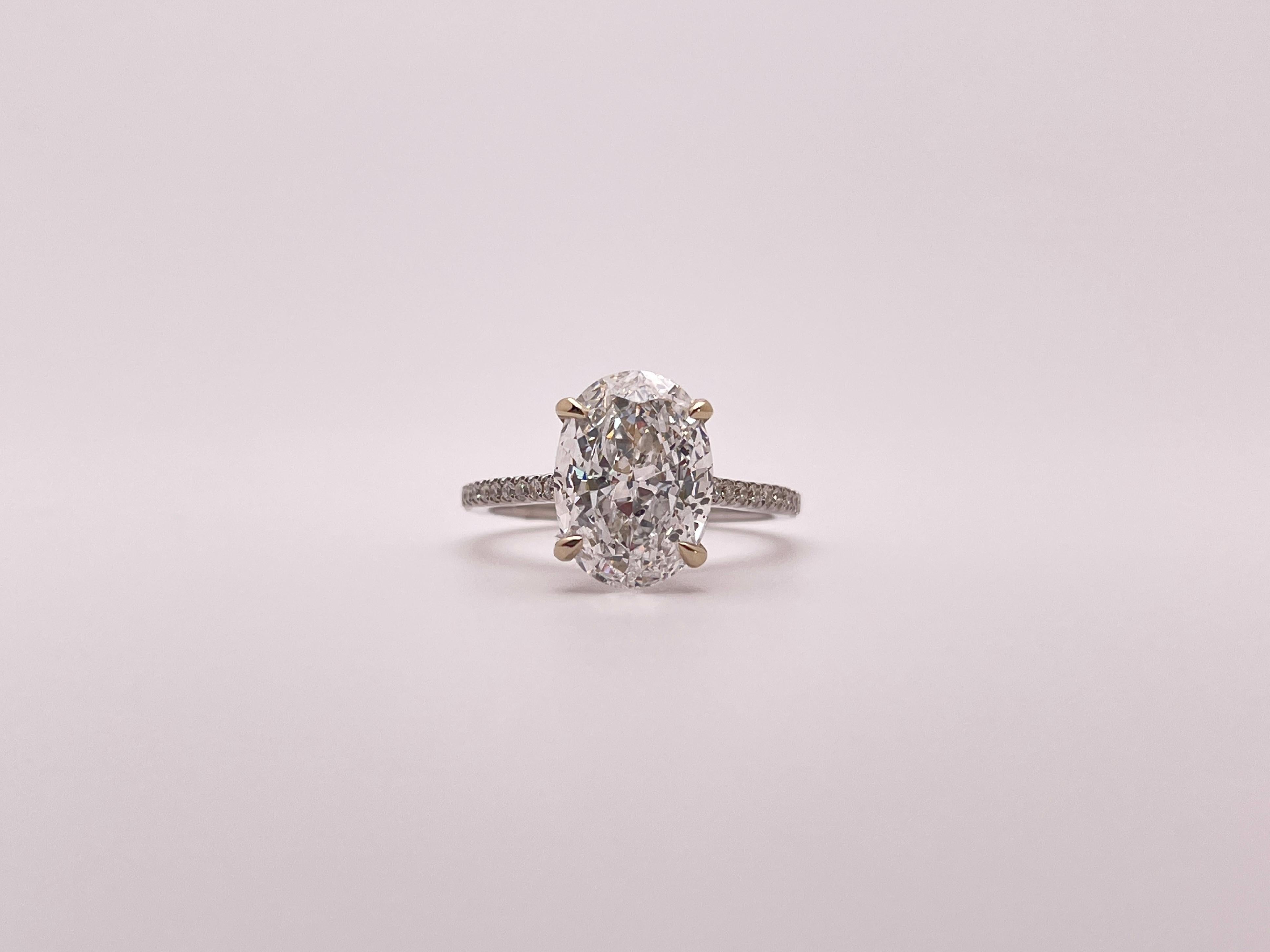 Anello di fidanzamento con diamante ovale certificato GIA da 3 carati in oro bianco 18 carati In condizioni Nuovo in vendita a Westport, CT