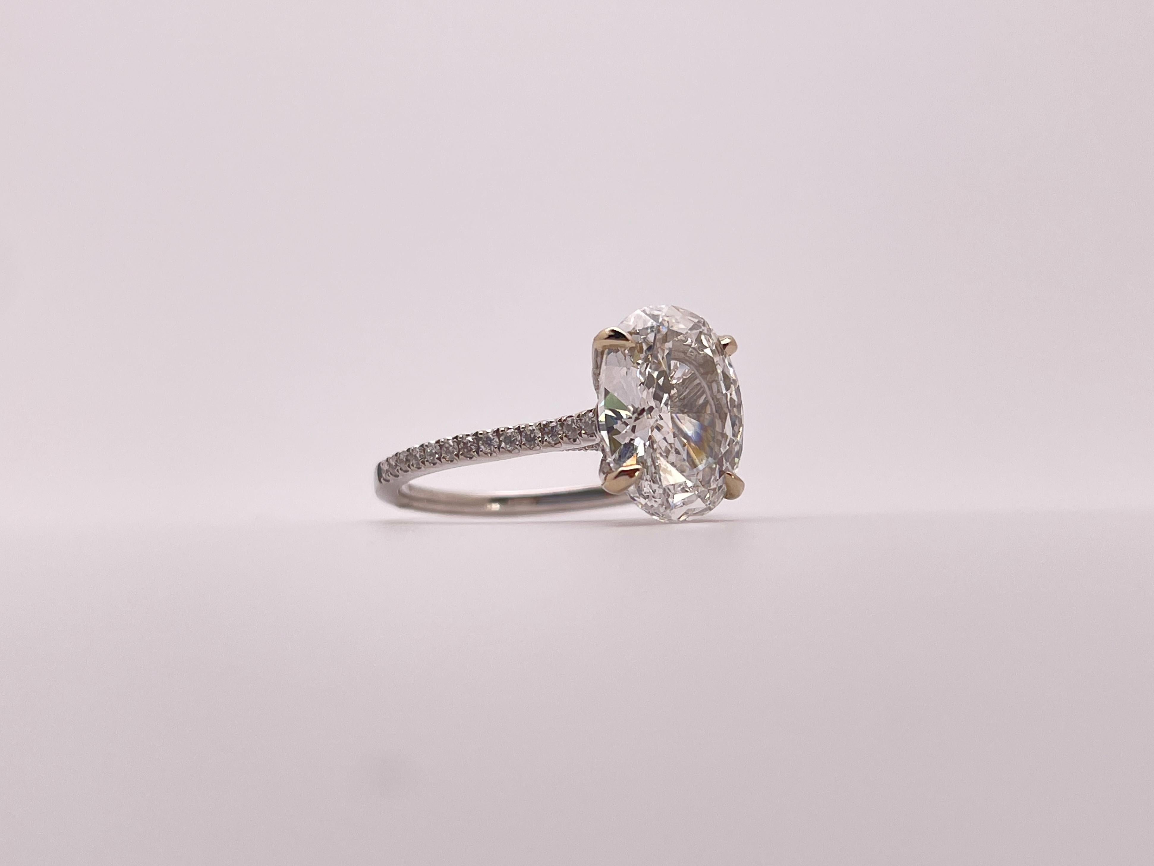 da uomo o donna Anello di fidanzamento con diamante ovale certificato GIA da 3 carati in oro bianco 18 carati in vendita