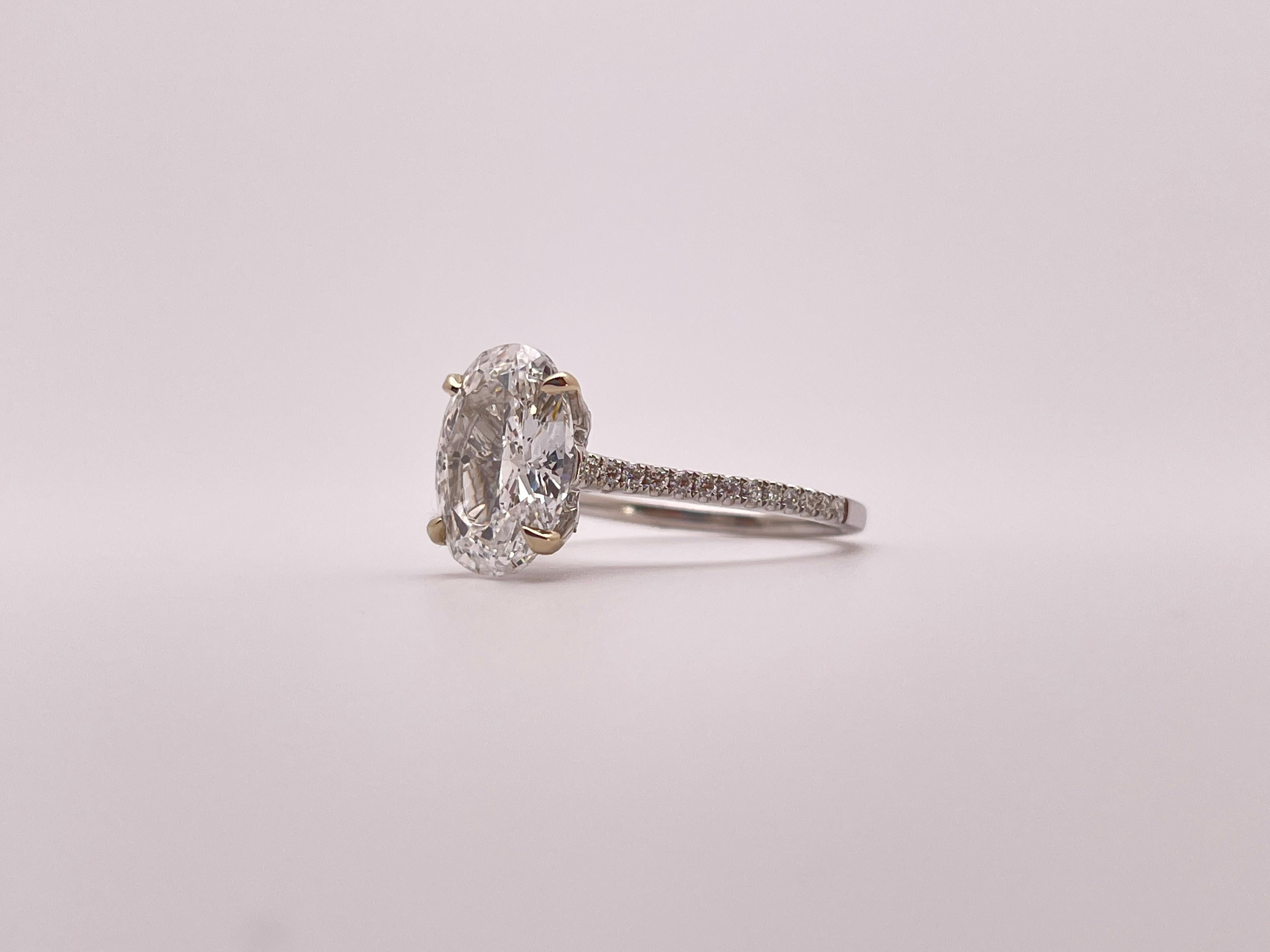 Anello di fidanzamento con diamante ovale certificato GIA da 3 carati in oro bianco 18 carati in vendita 1