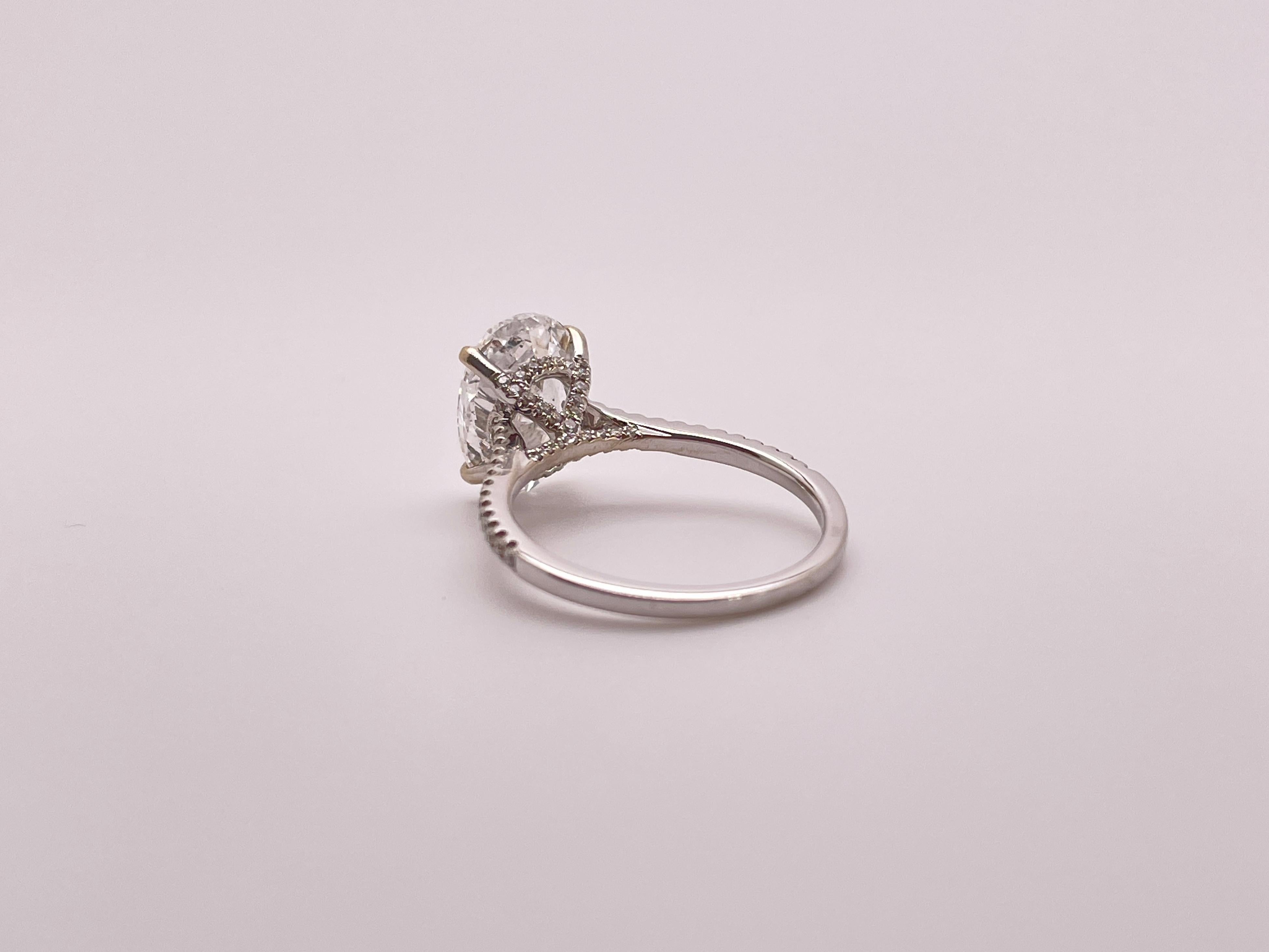Anello di fidanzamento con diamante ovale certificato GIA da 3 carati in oro bianco 18 carati in vendita 2