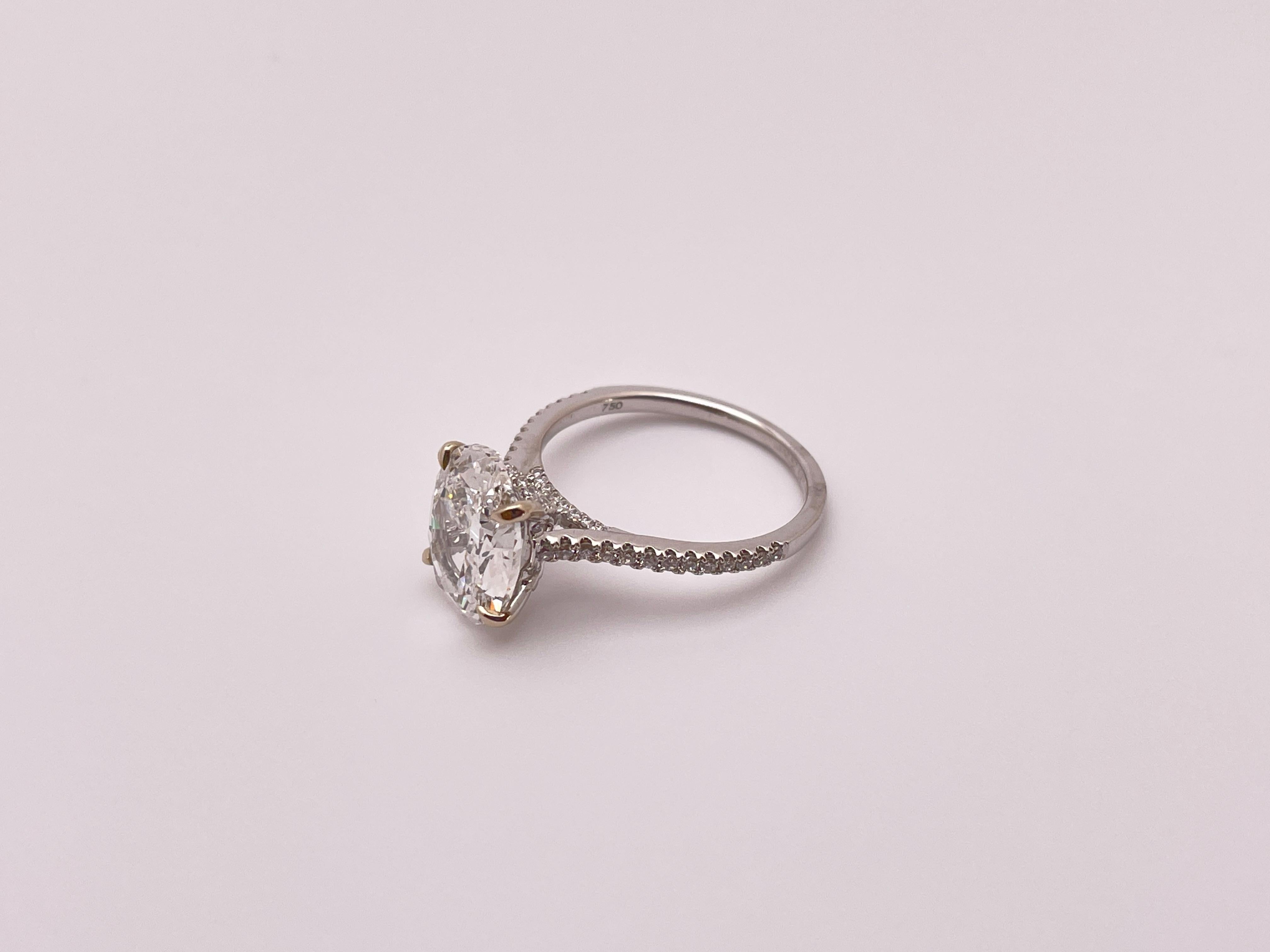 Anello di fidanzamento con diamante ovale certificato GIA da 3 carati in oro bianco 18 carati in vendita 3