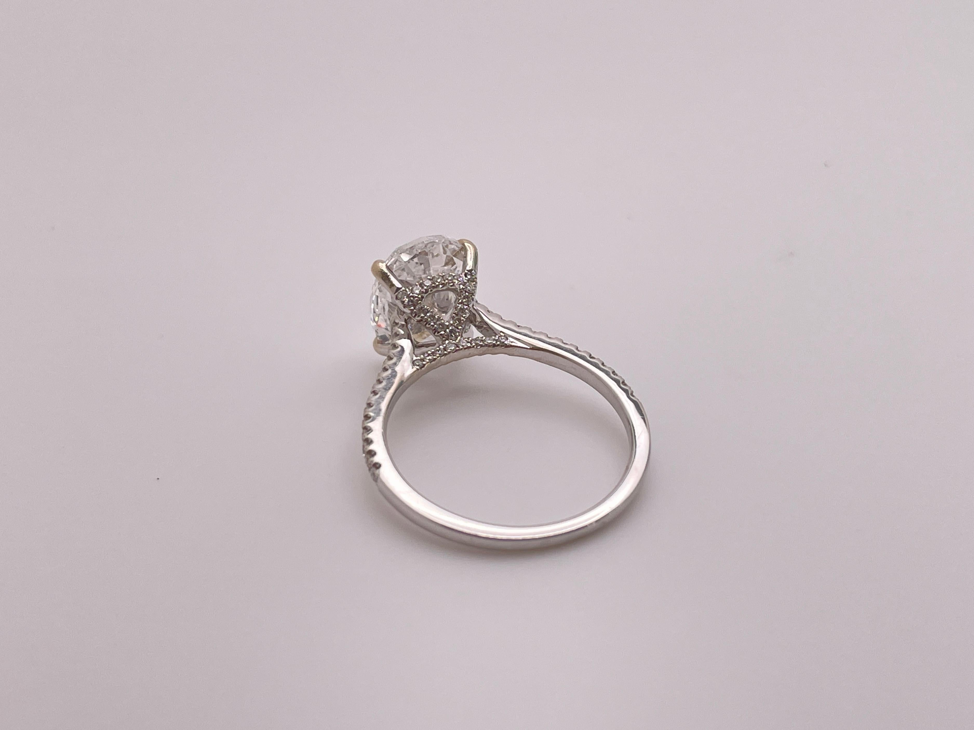 Anello di fidanzamento con diamante ovale certificato GIA da 3 carati in oro bianco 18 carati in vendita 4