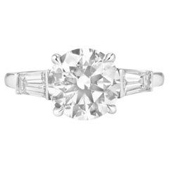 GIA-zertifizierter 3.01 Karat Diamantring mit Rundschliff und konisch zulaufendem Baguette-Diamant in Platin