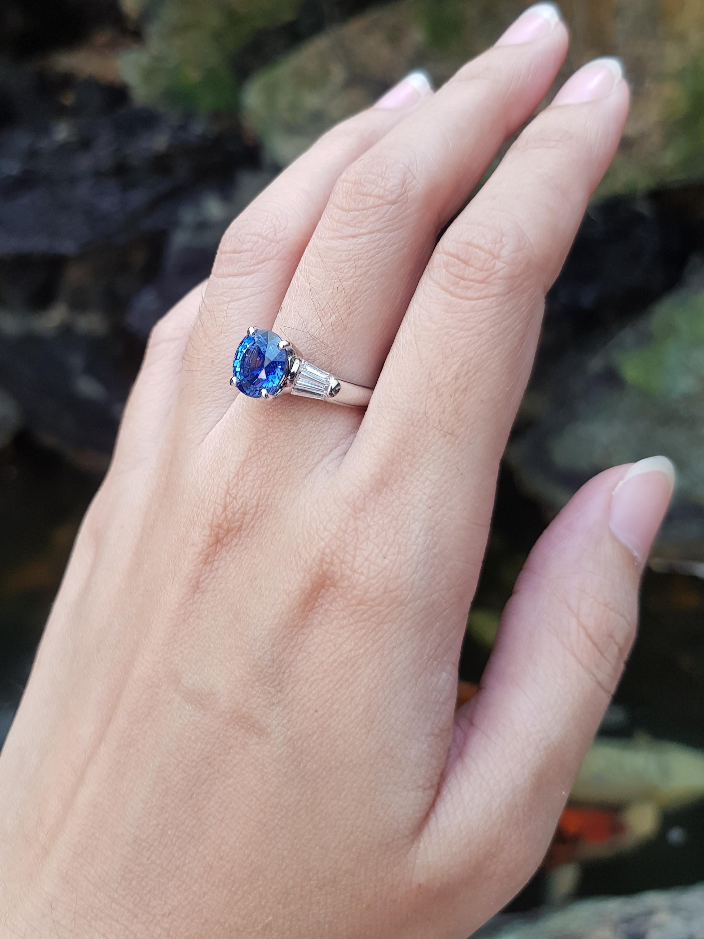 Contemporary GIA Certified 3 Cts Blue Sapphire with Diamond Ring Set in 18 Karat White Gold For Sale