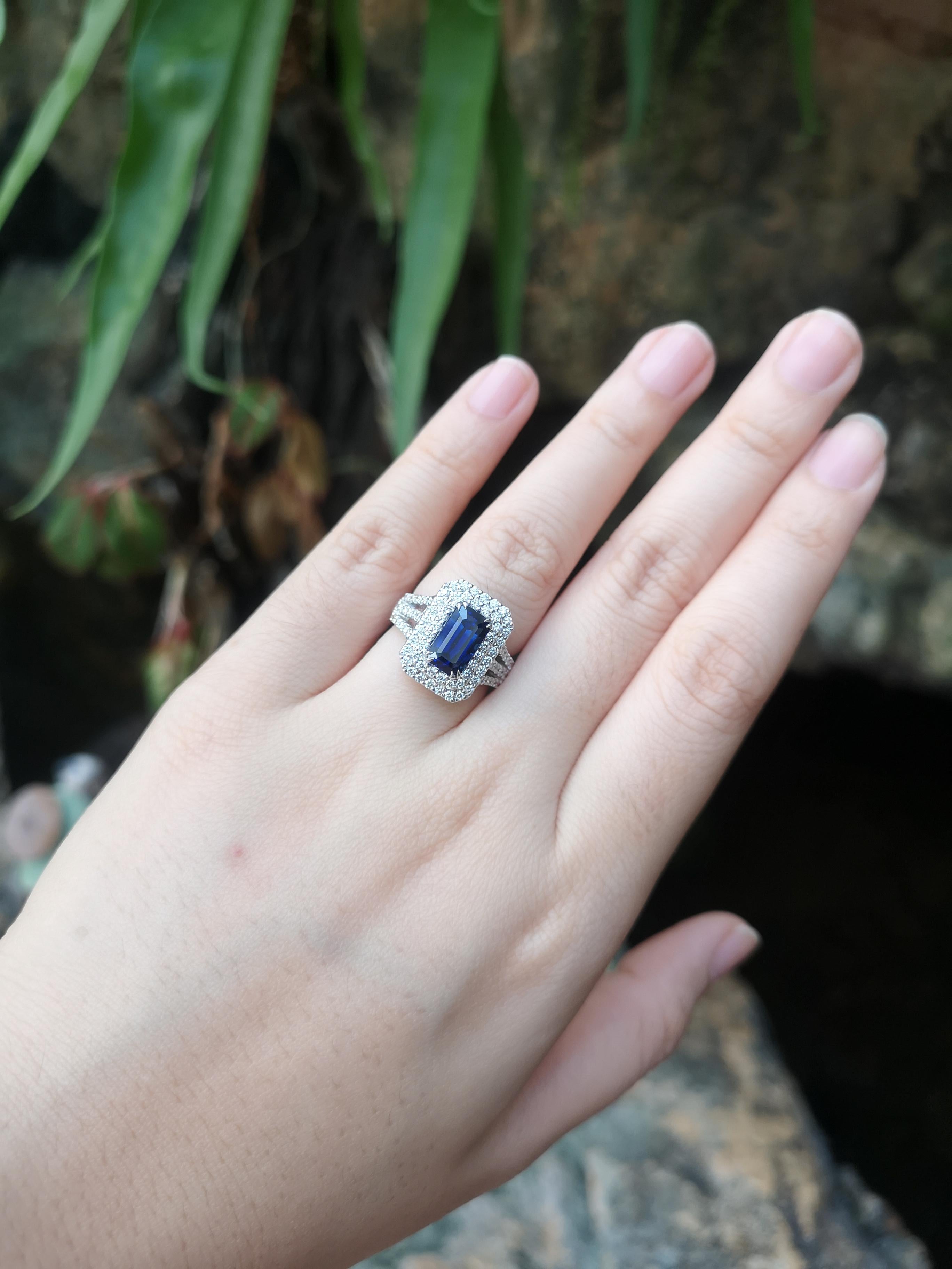 GIA Certified 3 Cts Blue Sapphire with Diamond Ring Set in 18 Karat White Gold In New Condition For Sale In Bangkok, TH