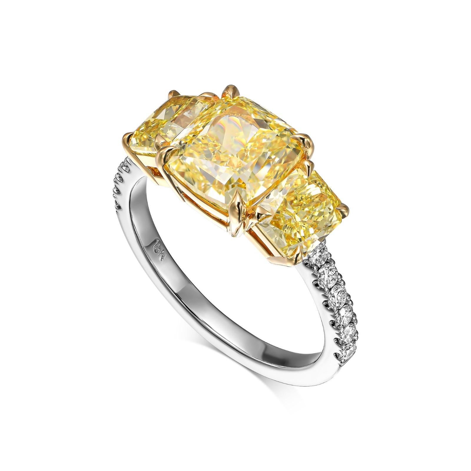 Attirez l'attention avec cette époustouflante bague à trois pierres, dont la pièce maîtresse est un magnifique diamant de 3,01 carats de couleur naturelle jaune intense. La pierre centrale est flanquée de deux autres diamants naturels de couleur