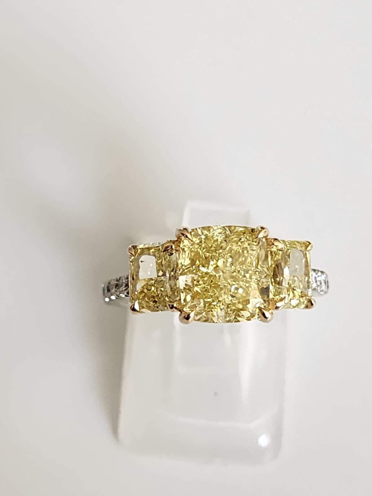 Contemporain Exceptionnelle bague à trois pierres en or blanc 18 carats avec diamant jaune intense de fantaisie (GIA en vente