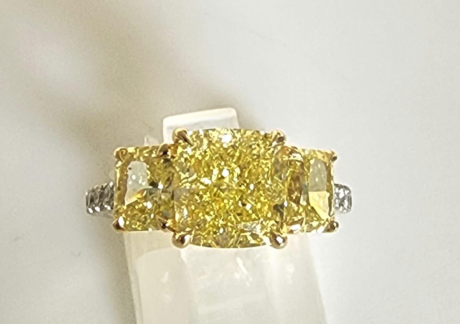 Taille coussin Exceptionnelle bague à trois pierres en or blanc 18 carats avec diamant jaune intense de fantaisie (GIA en vente