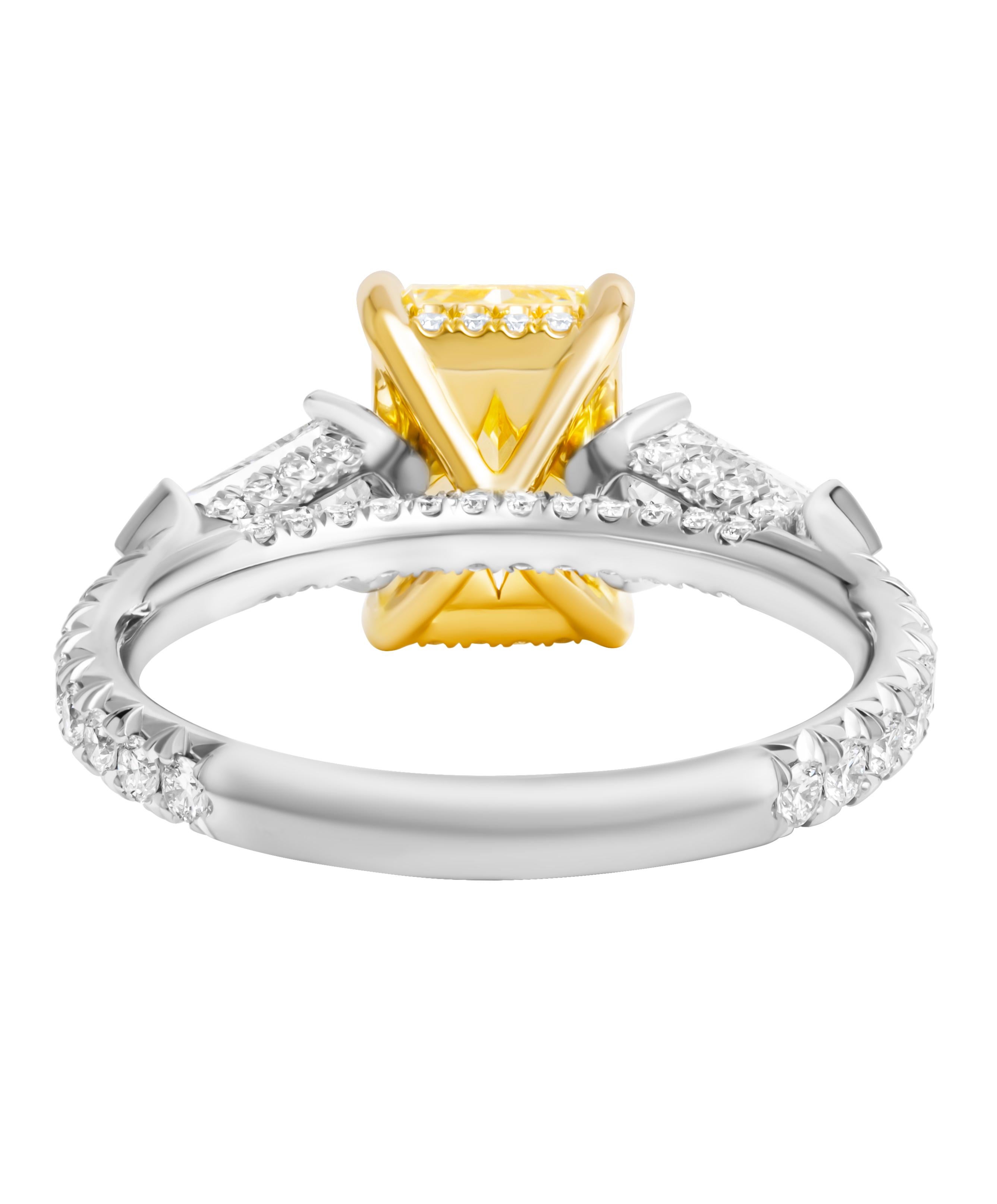 GIA Certified 3 Stone Ring with 2.02ct Fancy Light Yellow Radiant Cut (Bague à 3 pierres avec 2.02ct de taille rayonnante jaune clair) 
En or jaune 18 carats et platine avec halo, pont et tige cachés en pave.
Pierre centrale : 2.02ct Fancy Light