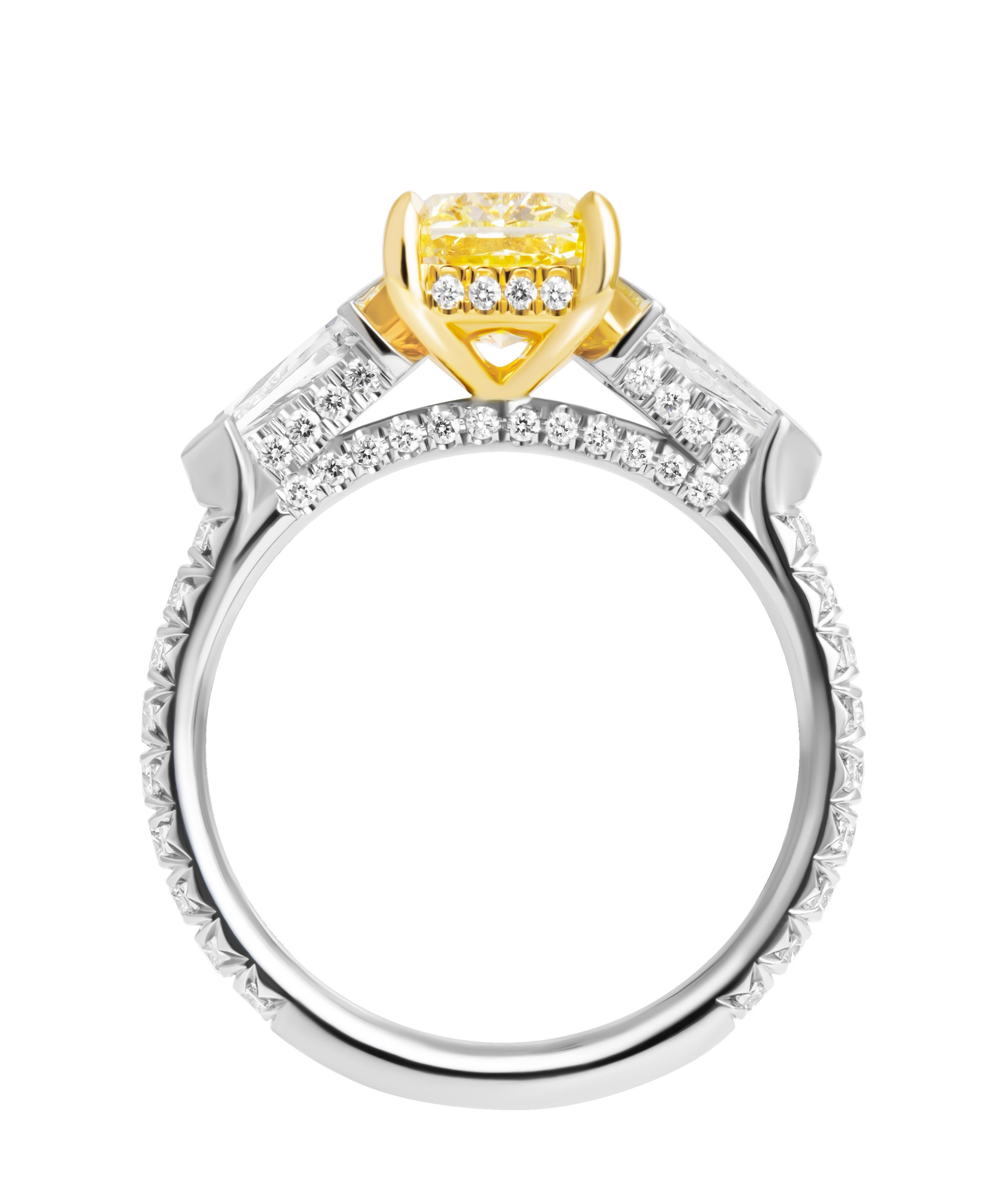 Moderne GIA Certified 3 Stone Ring with 2.02ct Fancy Light Yellow Radiant Cut (Bague à 3 pierres avec 2.02ct de taille rayonnante jaune clair) en vente