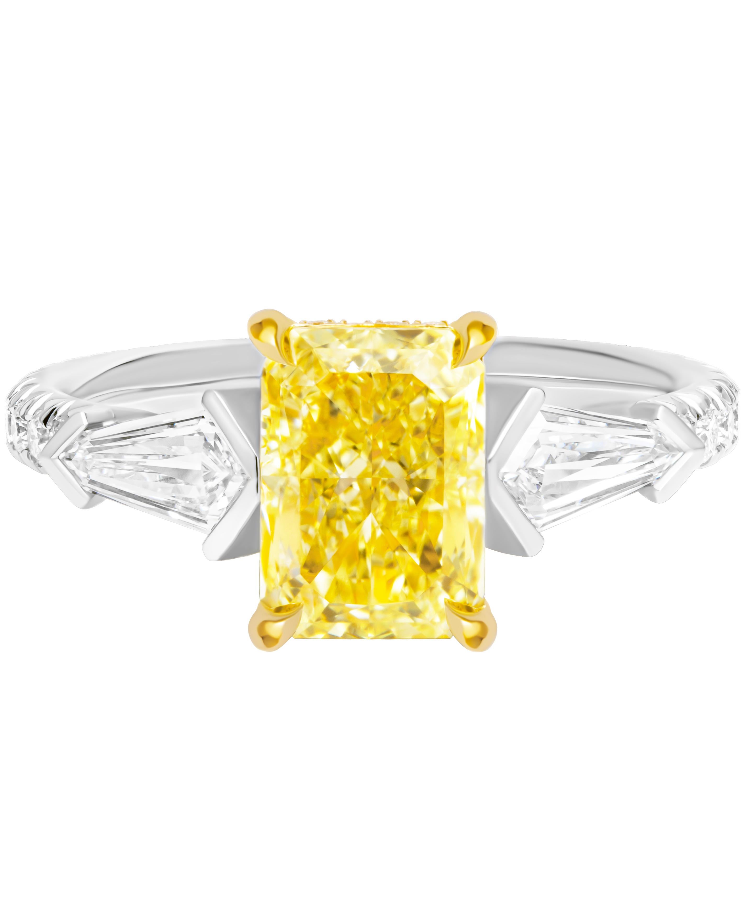 Taille radiant GIA Certified 3 Stone Ring with 2.02ct Fancy Light Yellow Radiant Cut (Bague à 3 pierres avec 2.02ct de taille rayonnante jaune clair) en vente