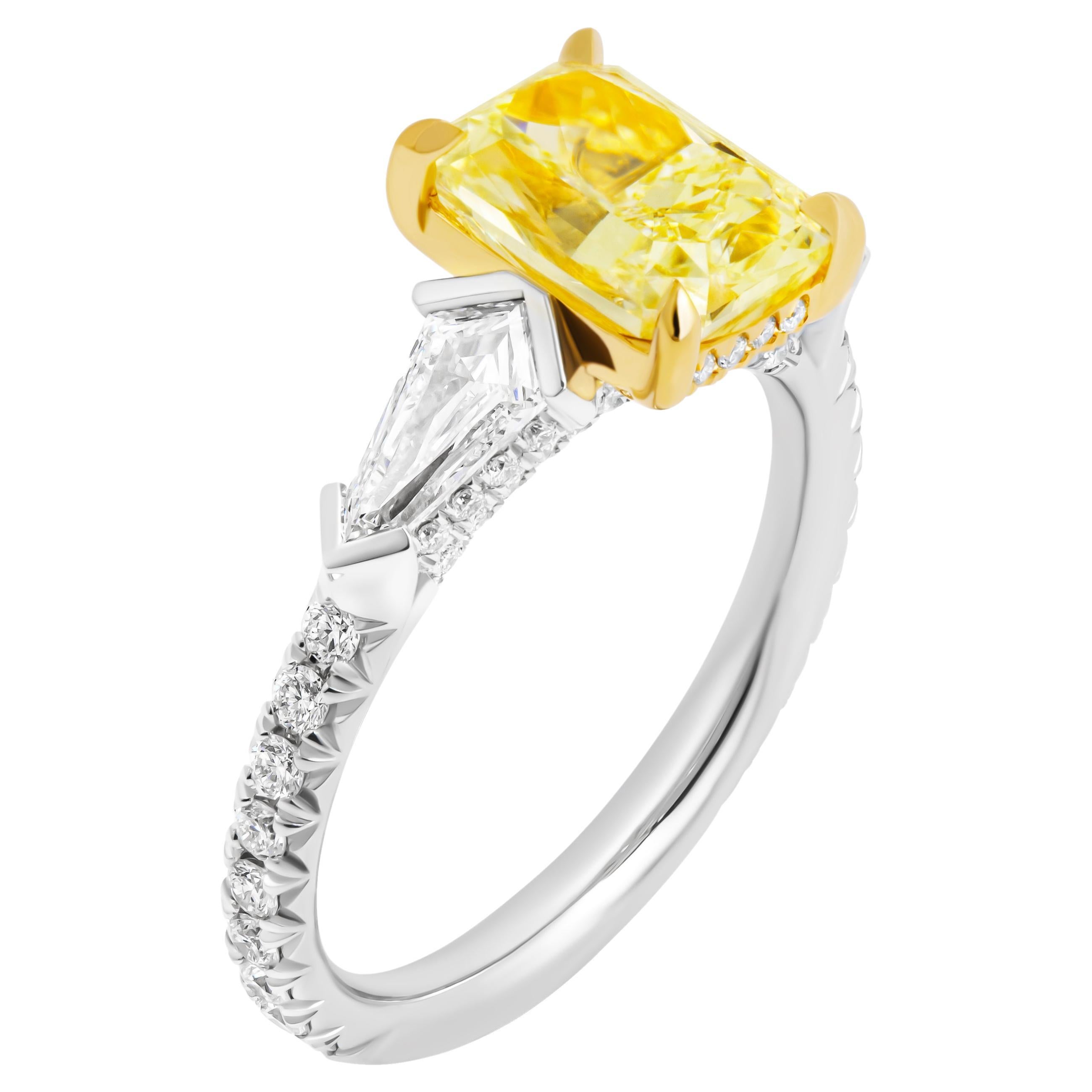GIA Certified 3 Stone Ring with 2.02ct Fancy Light Yellow Radiant Cut (Bague à 3 pierres avec 2.02ct de taille rayonnante jaune clair) en vente