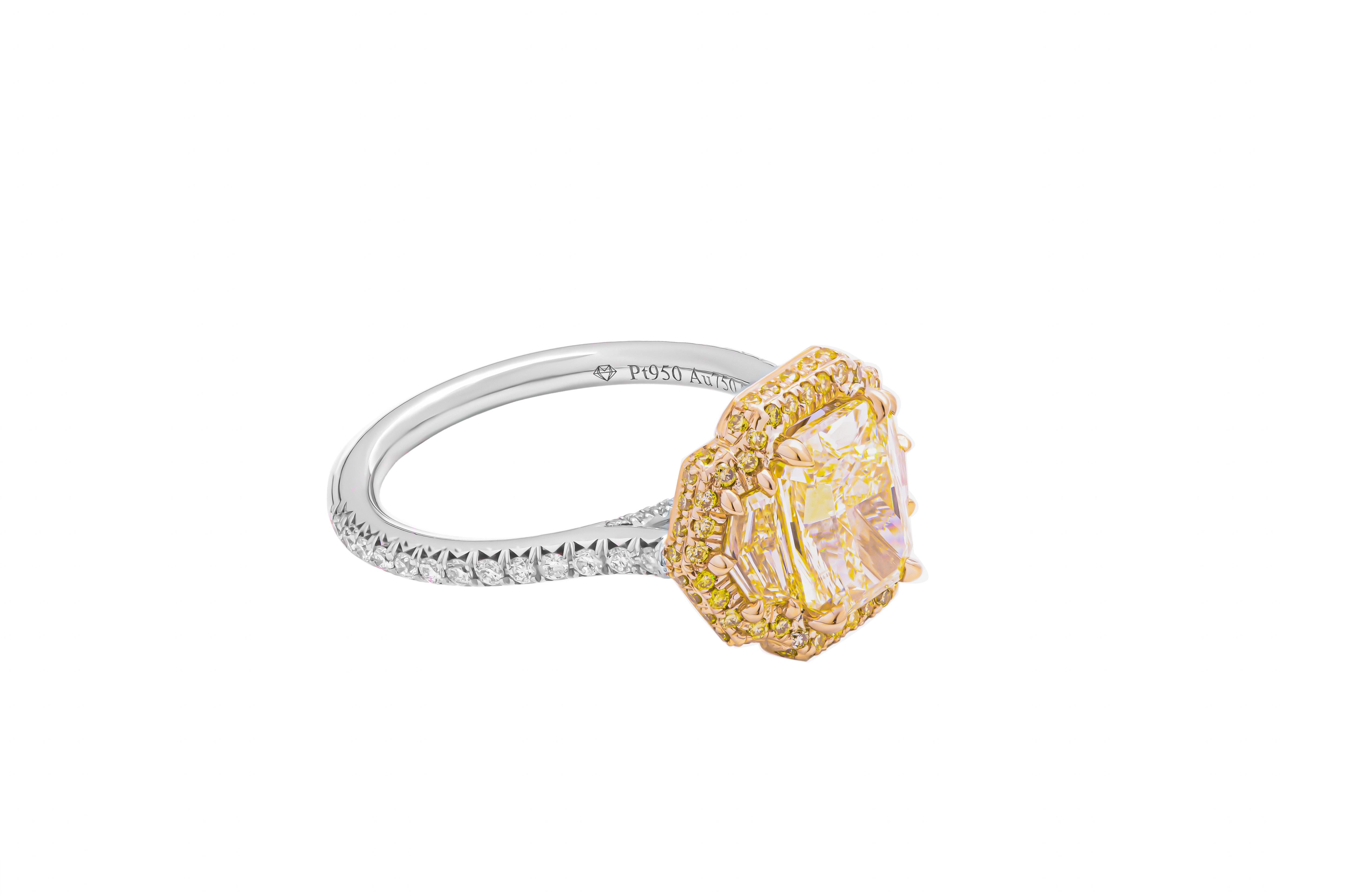 Unser exquisiter 3-Stein-Ring aus Platin und 18-karätigem Gelbgold wurde sorgfältig gefertigt, um zeitlose Eleganz zu präsentieren. Das Herzstück dieses prächtigen Rings ist ein atemberaubender 2,14 Karat Fancy Light Yellow VS2 Radiant Diamant, der