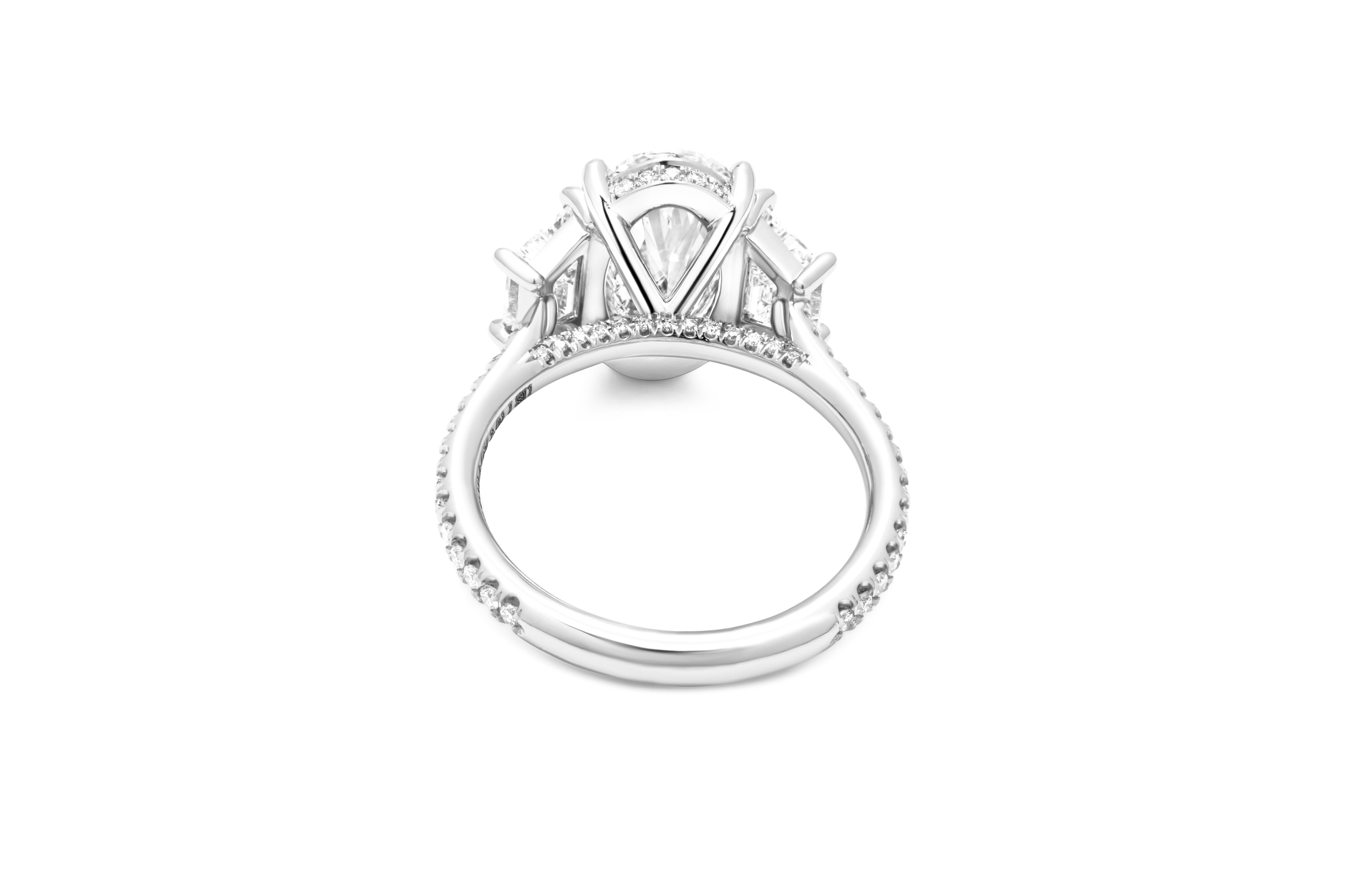 Modern GIA Certified 3 stone ring with 3.01ct I VVS2 Oval Diamond For Sale