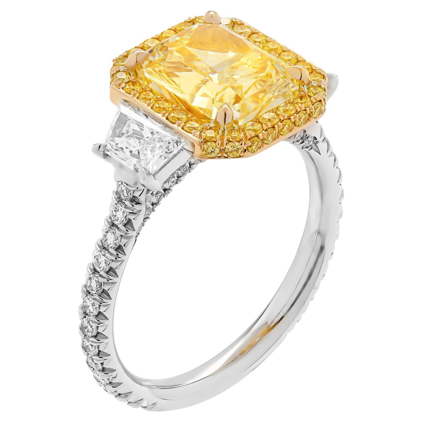 Bague à 3 pierres de couleur jaune clair fantaisie VS2 radiant de 3,04 carats, certifiée GIA