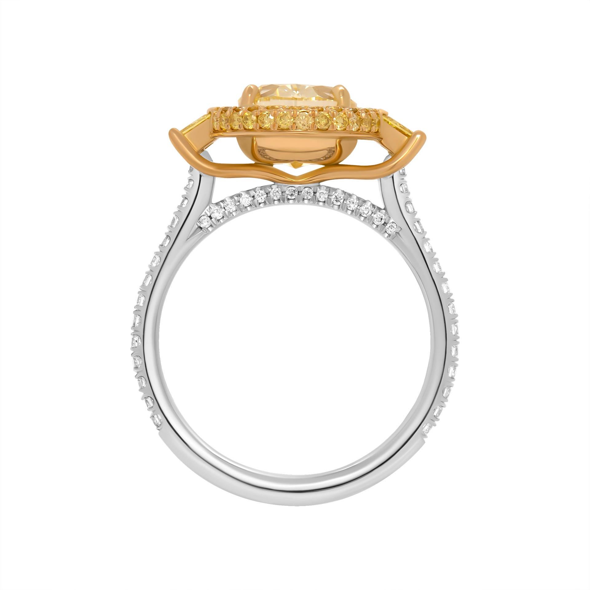 Moderne Bague à 3 pierres certifiée GIA avec diamant ovale jaune fantaisie VVS2 de 3,33 carats en vente