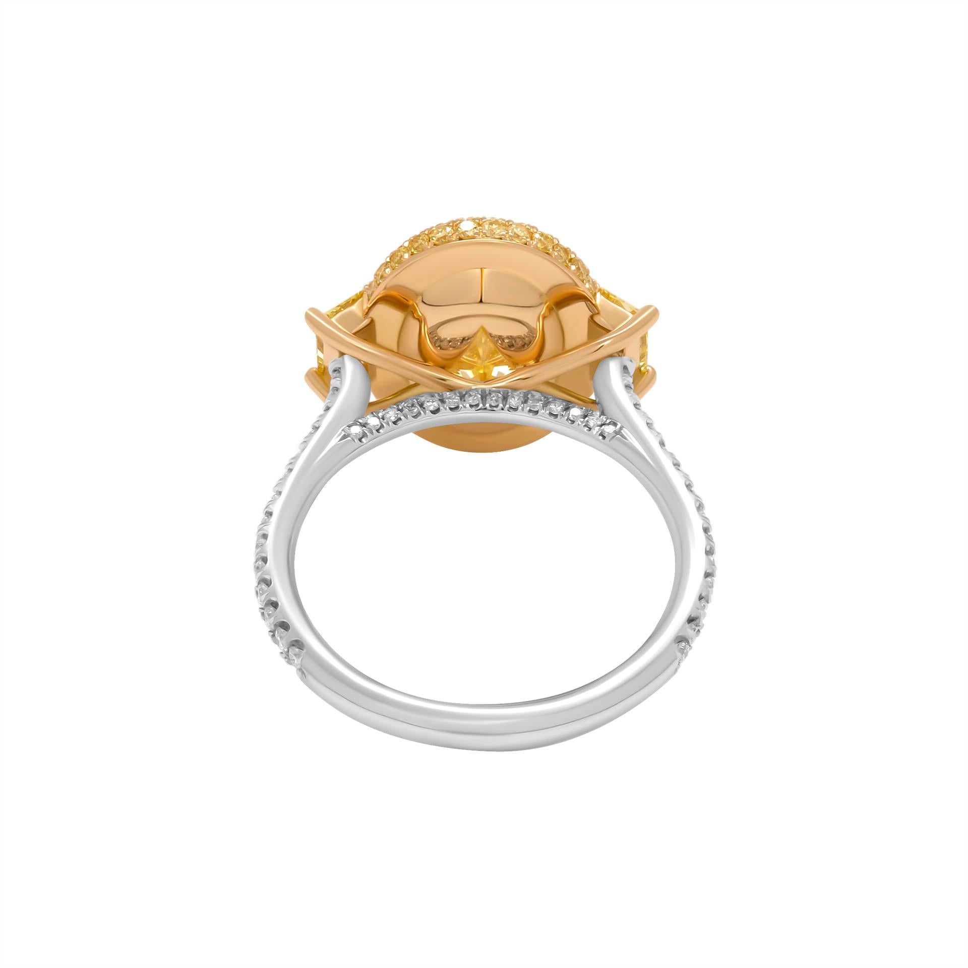 Taille ovale Bague à 3 pierres certifiée GIA avec diamant ovale jaune fantaisie VVS2 de 3,33 carats en vente