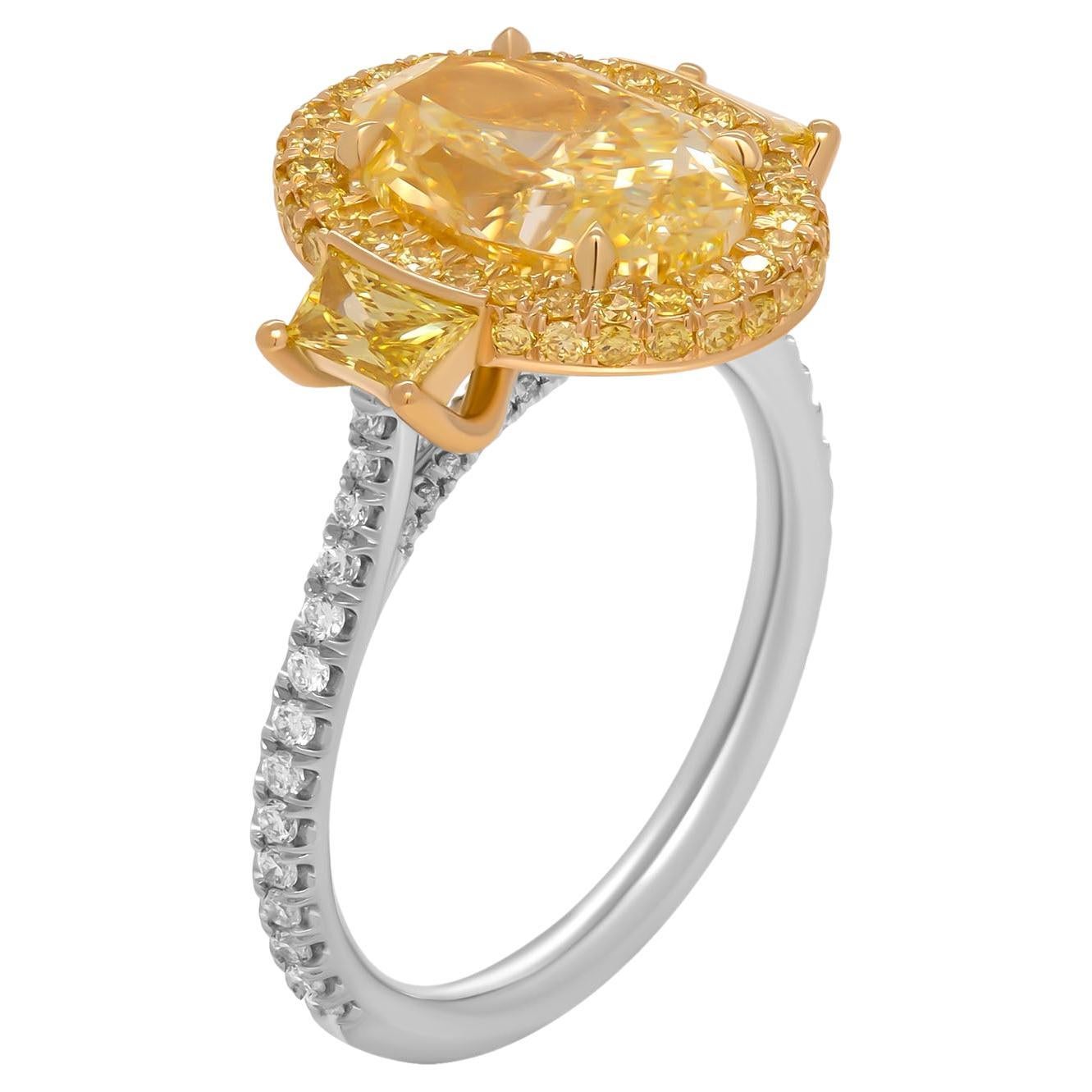 Bague à 3 pierres certifiée GIA avec diamant ovale jaune fantaisie VVS2 de 3,33 carats en vente