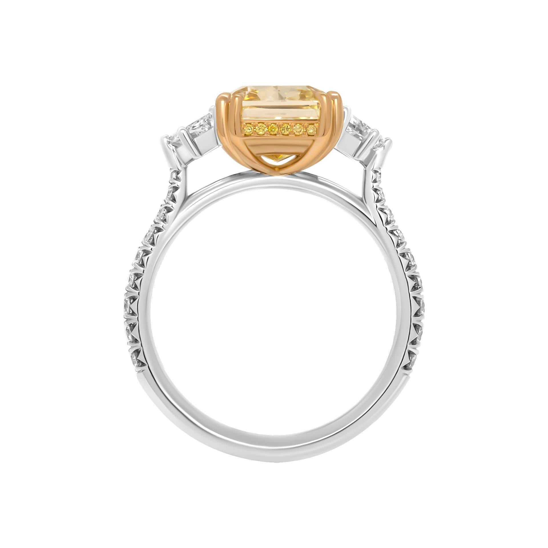 GIA-zertifizierter 3-Stein-Ring mit 4,02 Karat ausgefallenem gelbem VVS2 Strahlenschliff (Radiantschliff) im Angebot