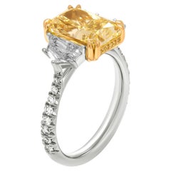 Bague à 3 pierres certifiée GIA avec diamant jaune fantaisie VVS2 taille radiant de 4,02 carats