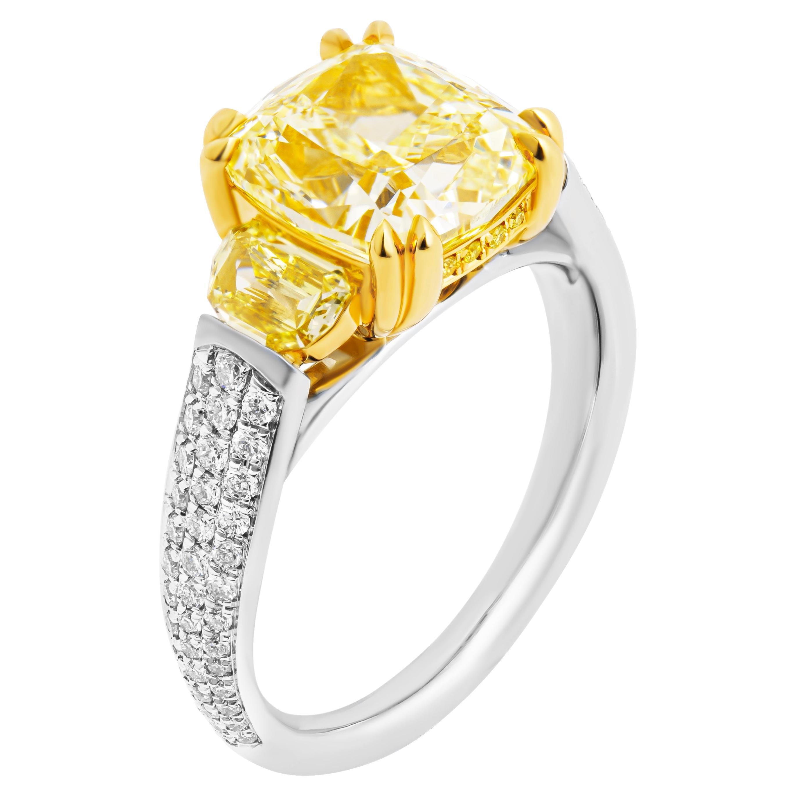 Anello a 3 pietre certificato GIA con taglio a cuscino VVS2 giallo fantasia da 4,04 carati