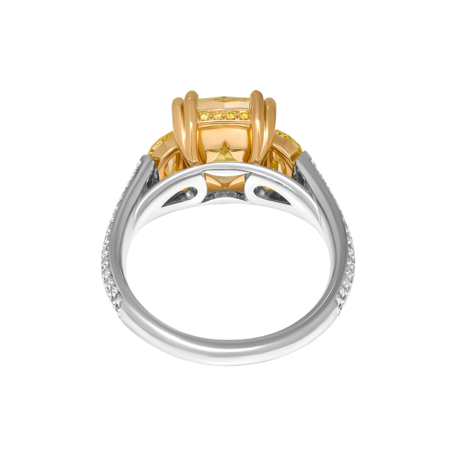 GIA-zertifizierter 3-Stein-Ring mit 4,04 Karat ausgefallenem gelbem VVS2-Kissenschliff im Zustand „Neu“ im Angebot in New York, NY